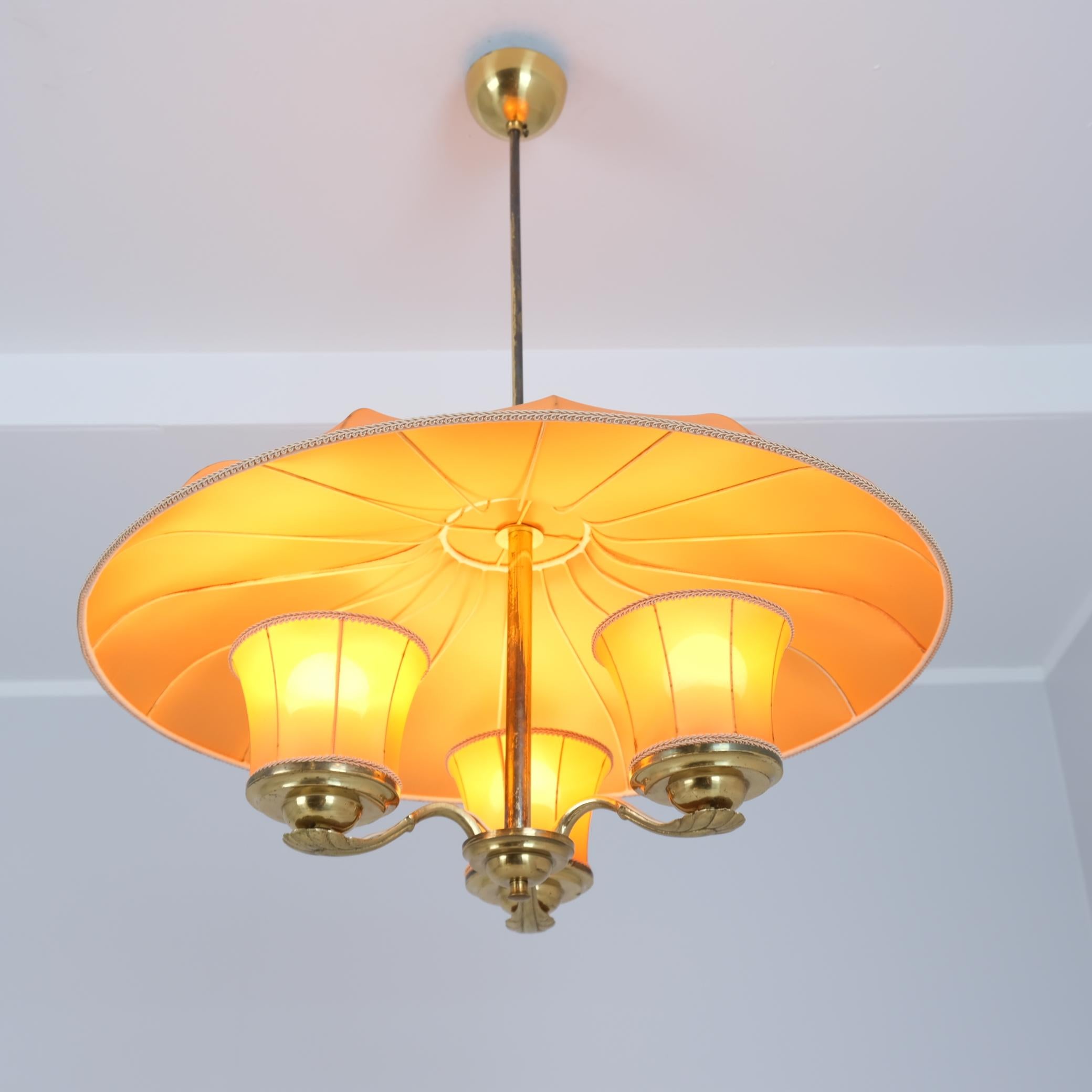Finlandese Ciondolo da soffitto Itsu di metà secolo, modello ER 62/3 in ottone e tessuto, Finlandia, anni '50 in vendita