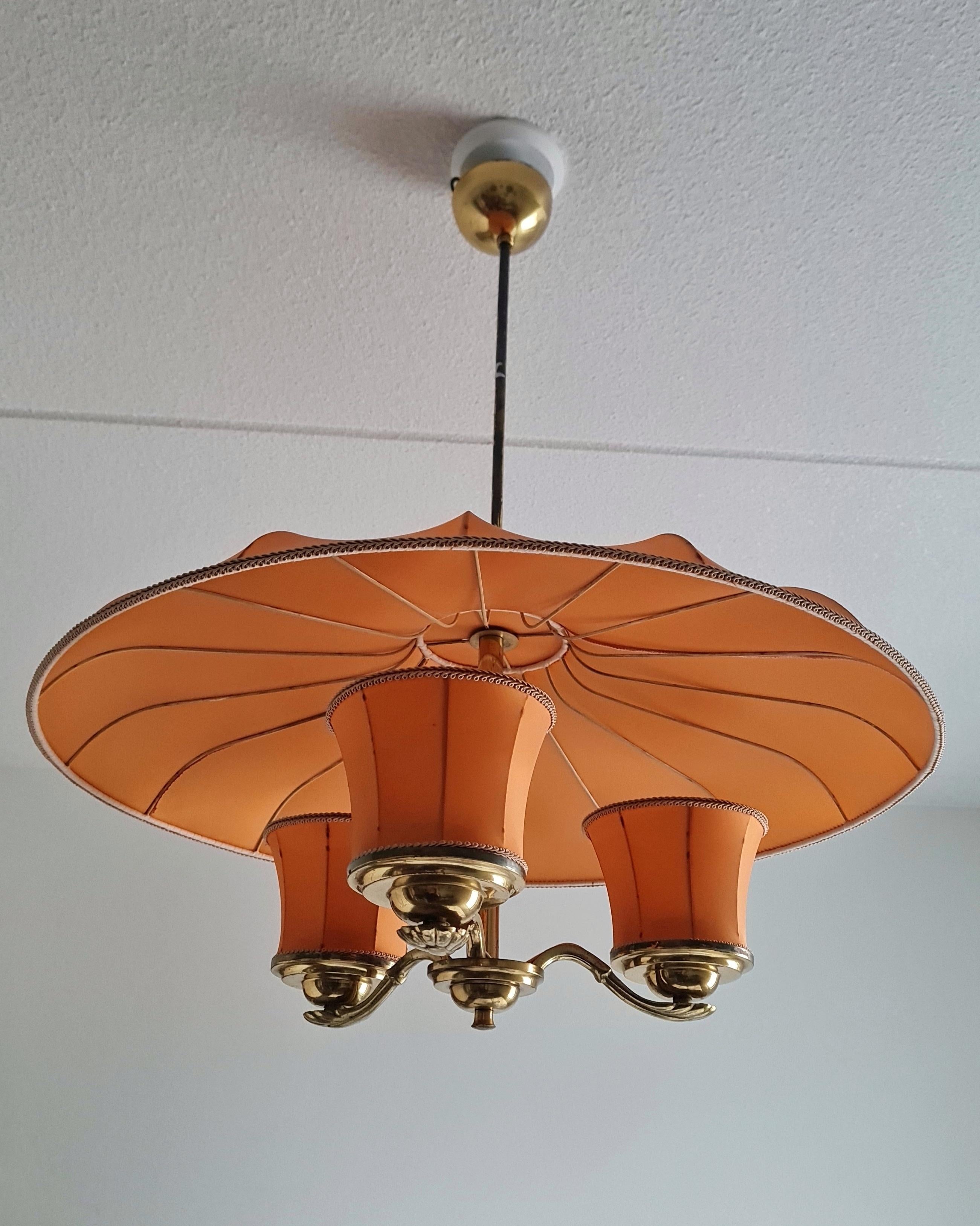 Ciondolo da soffitto Itsu di metà secolo, modello ER 62/3 in ottone e tessuto, Finlandia, anni '50 in vendita 1