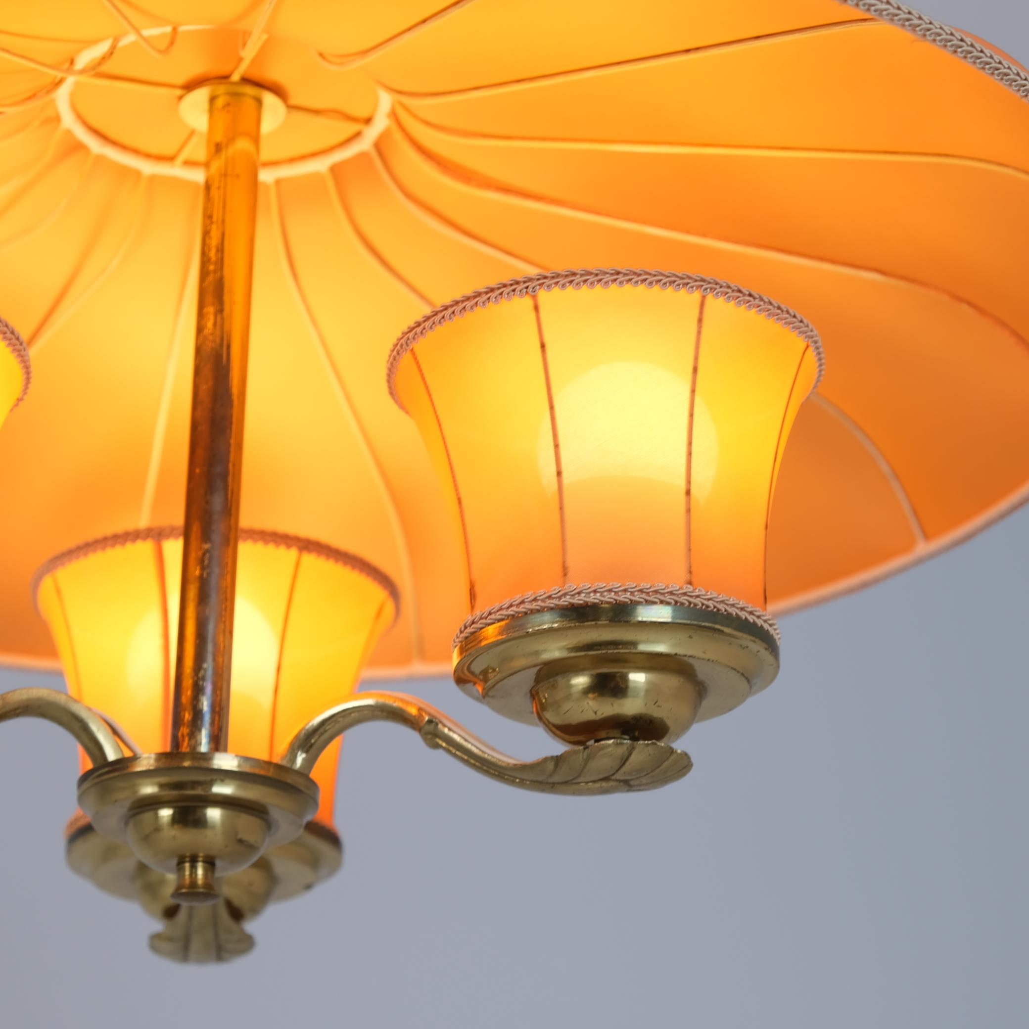 Ciondolo da soffitto Itsu di metà secolo, modello ER 62/3 in ottone e tessuto, Finlandia, anni '50 In condizioni buone in vendita a Helsinki, FI