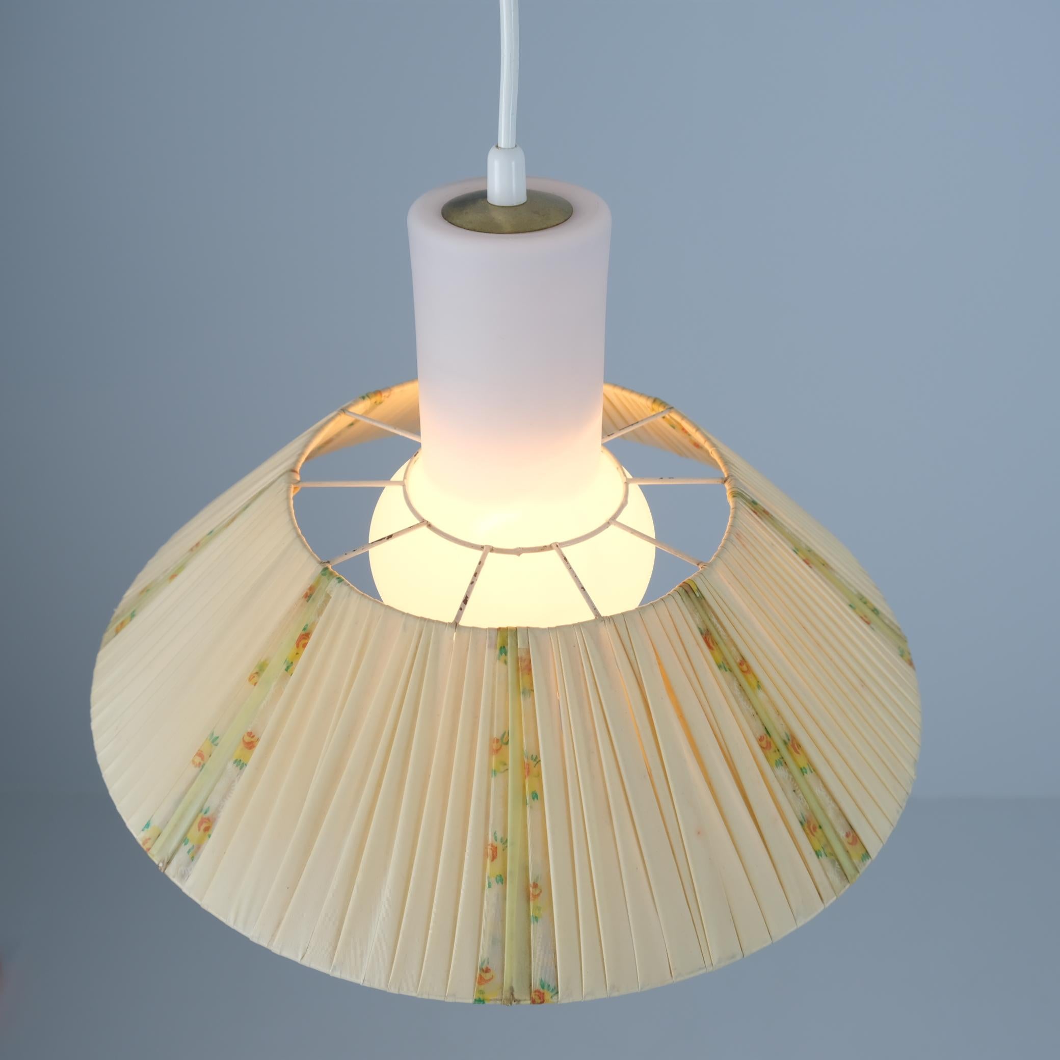 Ciondolo da soffitto Itsu di metà secolo, modello ES 155 Opalino e Fiori, Finlandia, 1950 in vendita 3