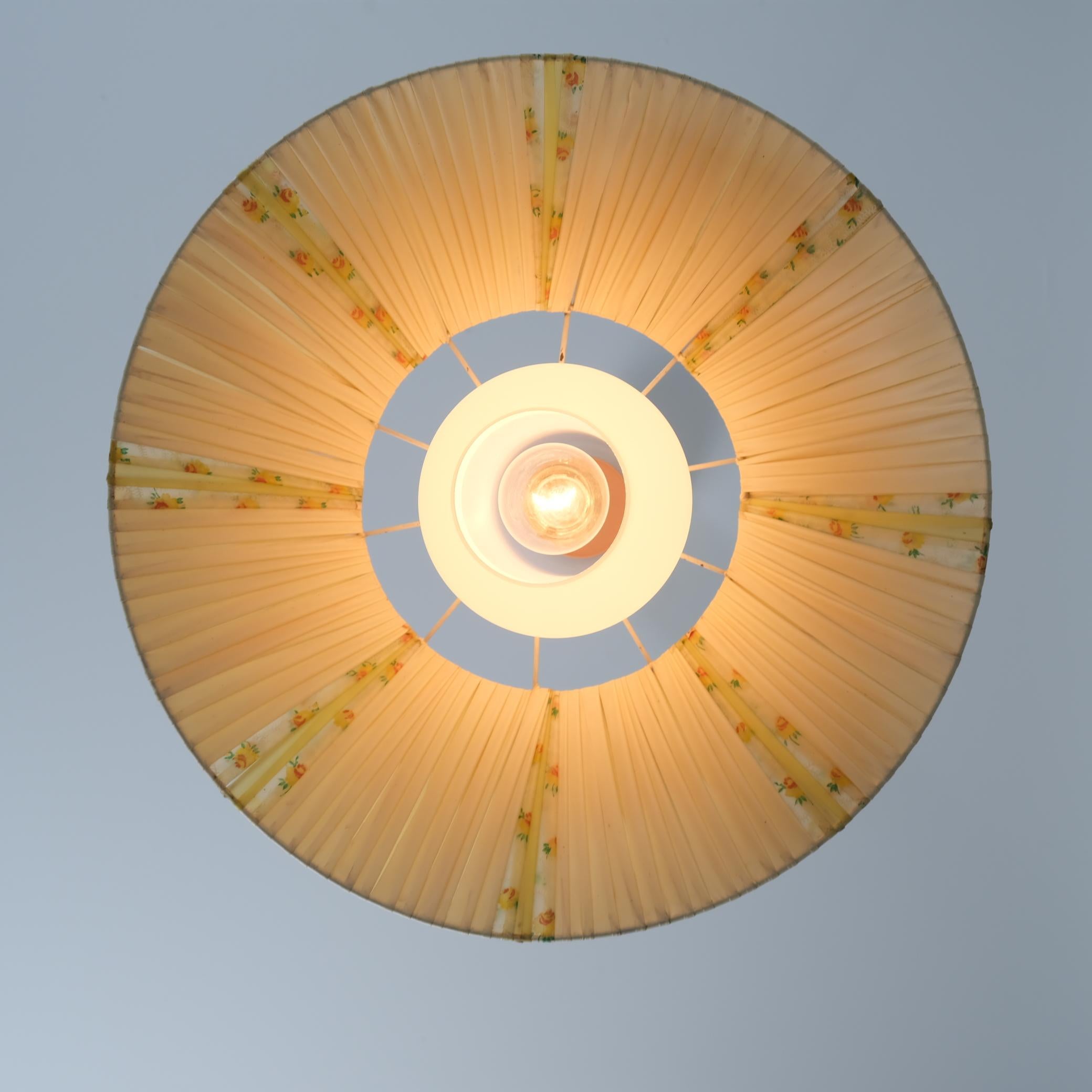 Ciondolo da soffitto Itsu di metà secolo, modello ES 155 Opalino e Fiori, Finlandia, 1950 in vendita 4