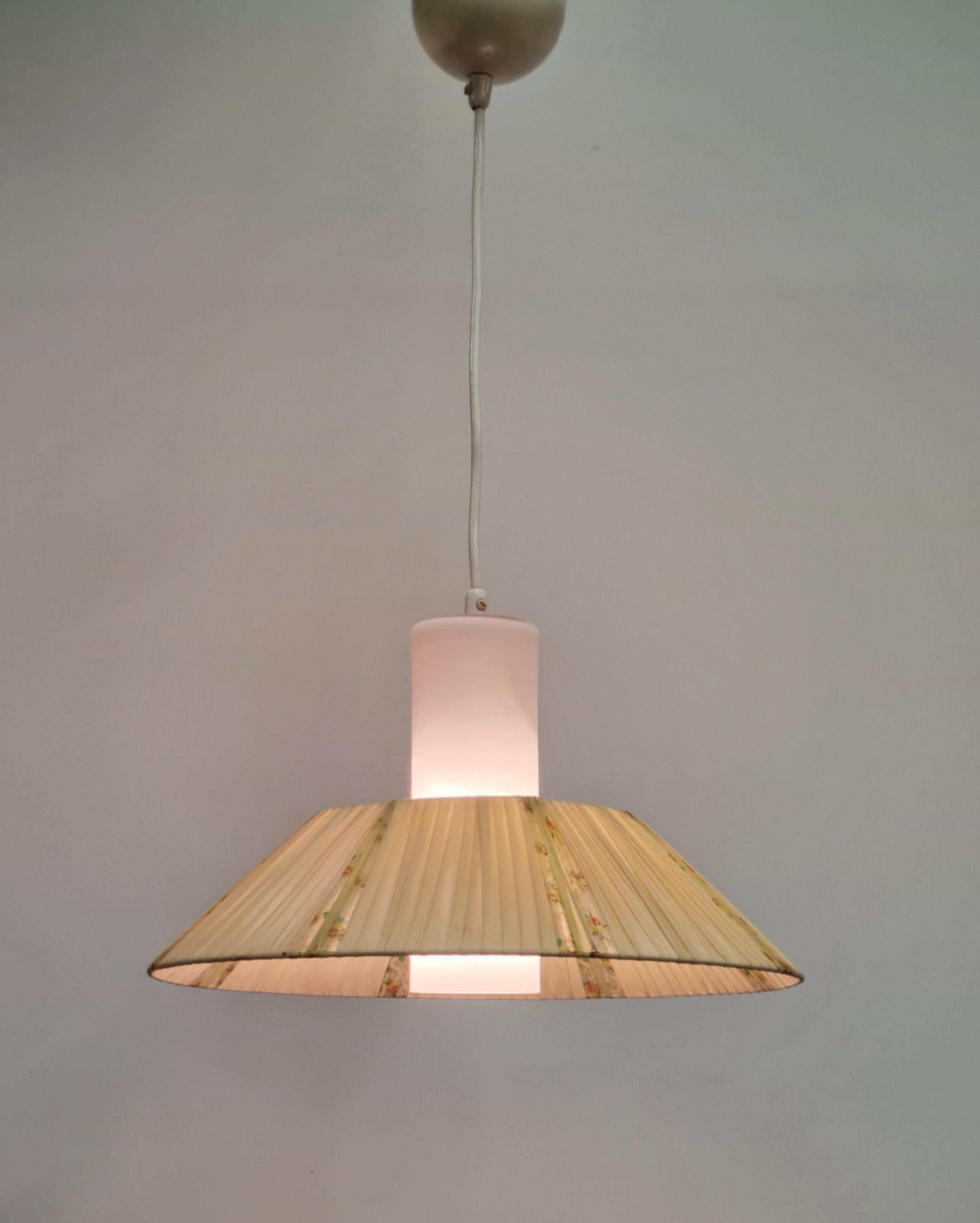 Una hermosa y delicada lámpara de techo finlandesa de mediados de siglo modelo ES 155 de Itsu, uno de los principales fabricantes de iluminación de Finlandia.
La lámpara está en su estado original absoluto, con cristal opalino original y pantalla