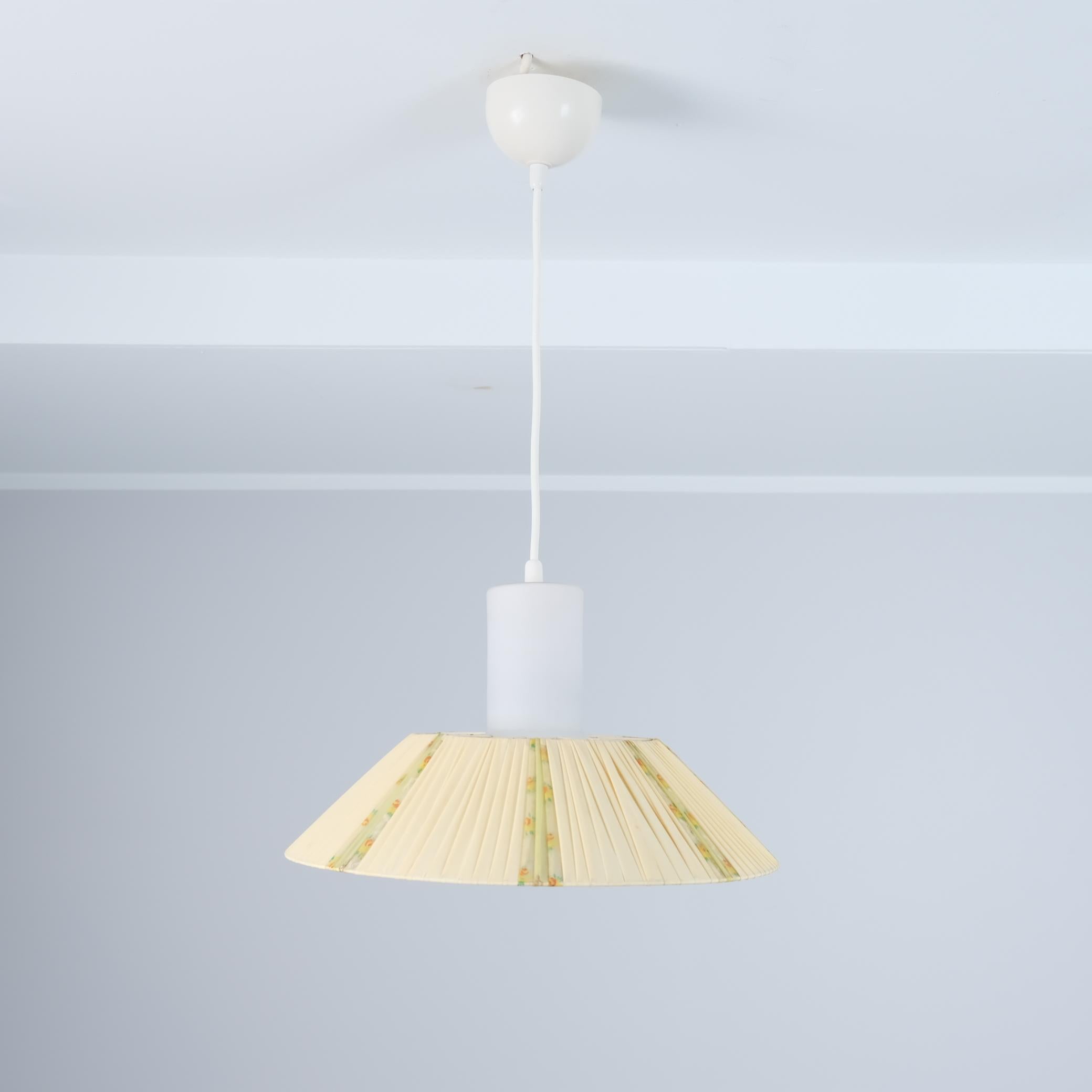 Una bellissima e delicata lampada da soffitto finlandese di metà secolo modello ES 155 di Itsu, uno dei principali produttori di illuminazione della Finlandia.
La lampada è in condizioni assolutamente originali con il vetro opalino originale e il