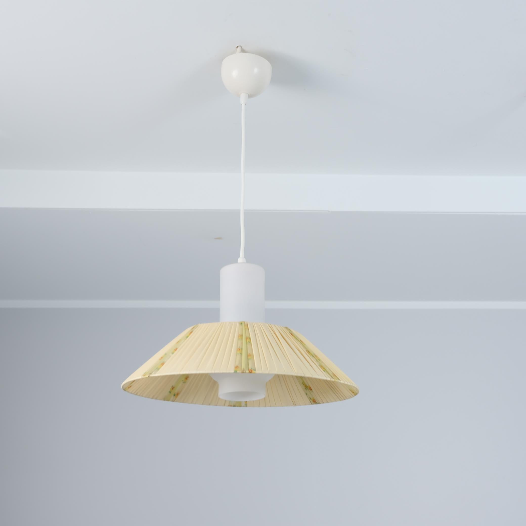 Mid-Century moderno Ciondolo da soffitto Itsu di metà secolo, modello ES 155 Opalino e Fiori, Finlandia, 1950 in vendita