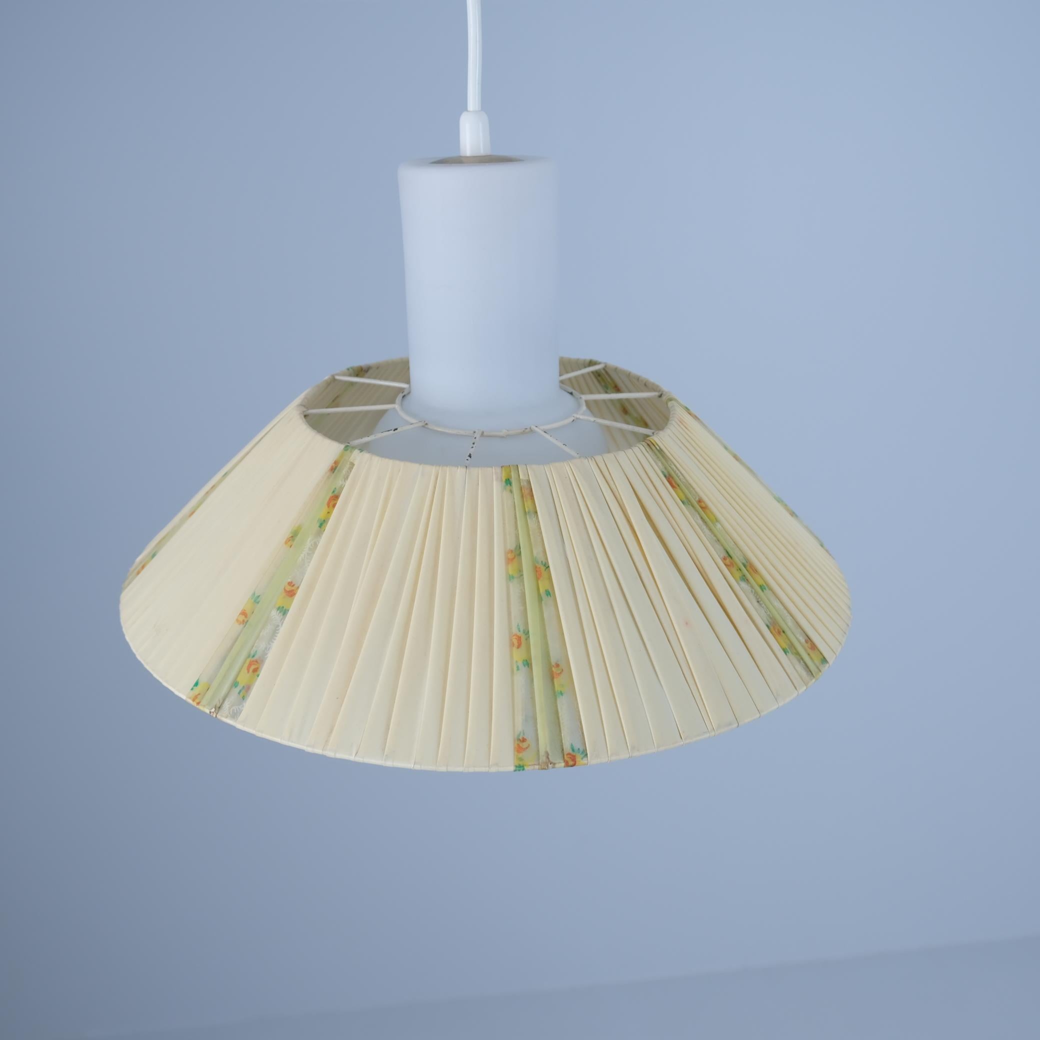 Finlandese Ciondolo da soffitto Itsu di metà secolo, modello ES 155 Opalino e Fiori, Finlandia, 1950 in vendita