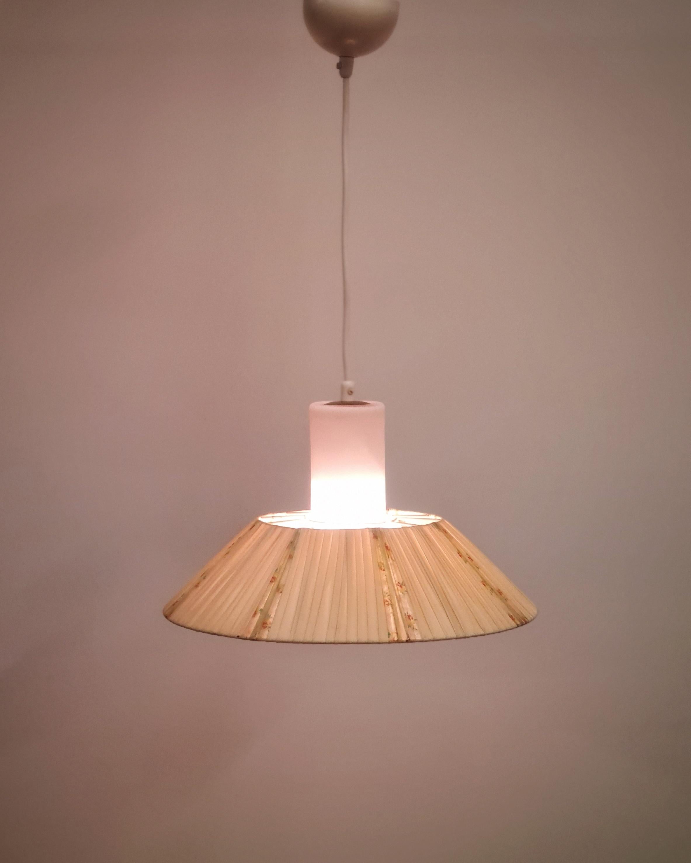 Colgante de techo Itsu de mediados de siglo Modelo ES 155 Opalina y Flores, Finlandia Años 50 en Bueno estado para la venta en Helsinki, FI