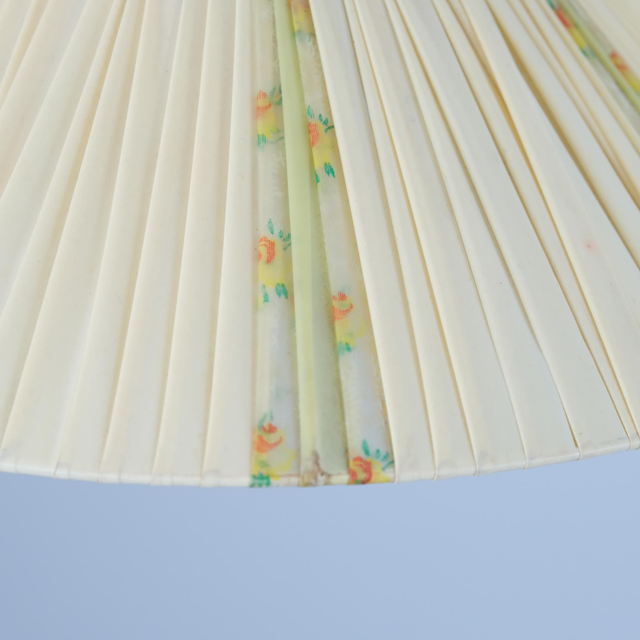 Ciondolo da soffitto Itsu di metà secolo, modello ES 155 Opalino e Fiori, Finlandia, 1950 In condizioni buone in vendita a Helsinki, FI