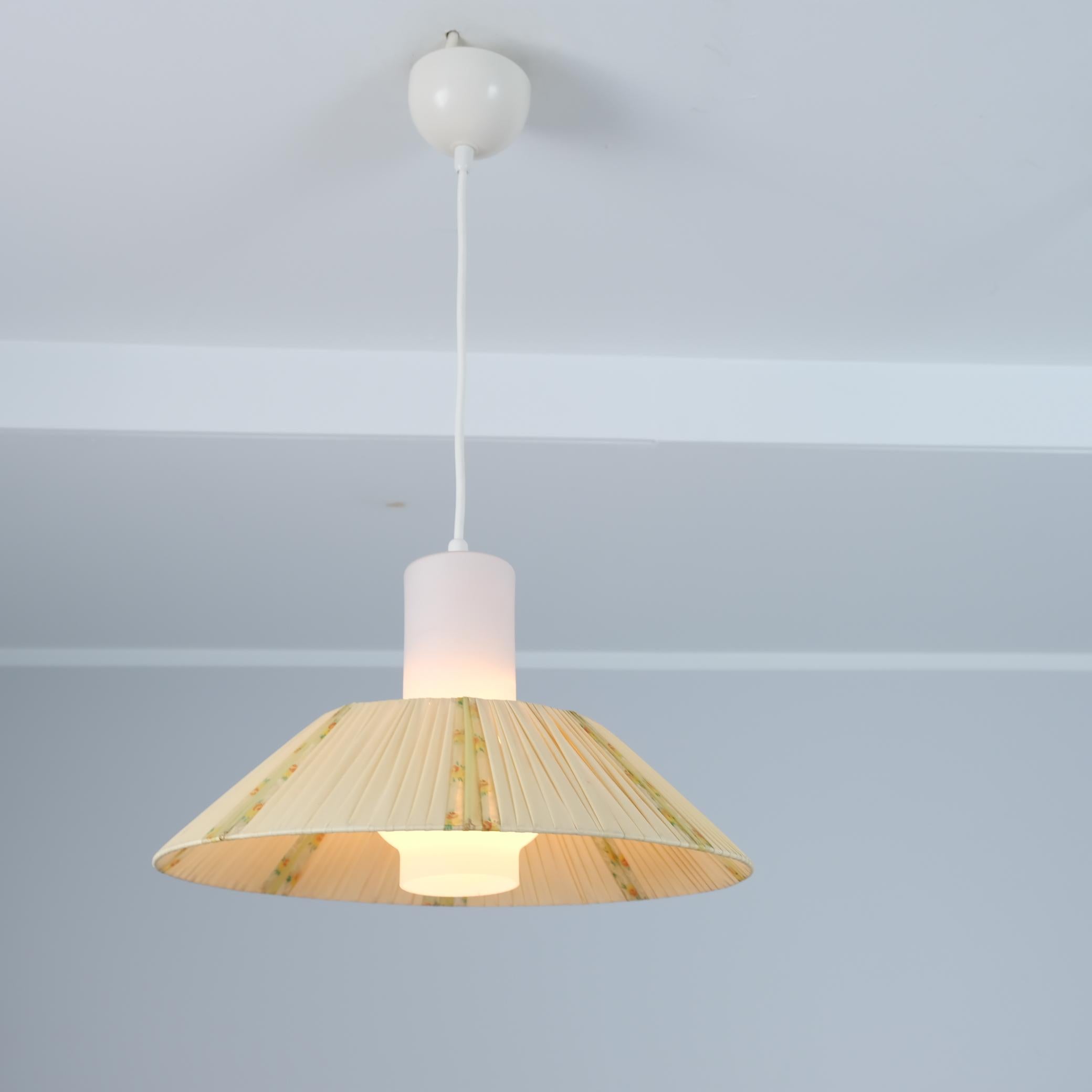 Metà XX secolo Ciondolo da soffitto Itsu di metà secolo, modello ES 155 Opalino e Fiori, Finlandia, 1950 in vendita