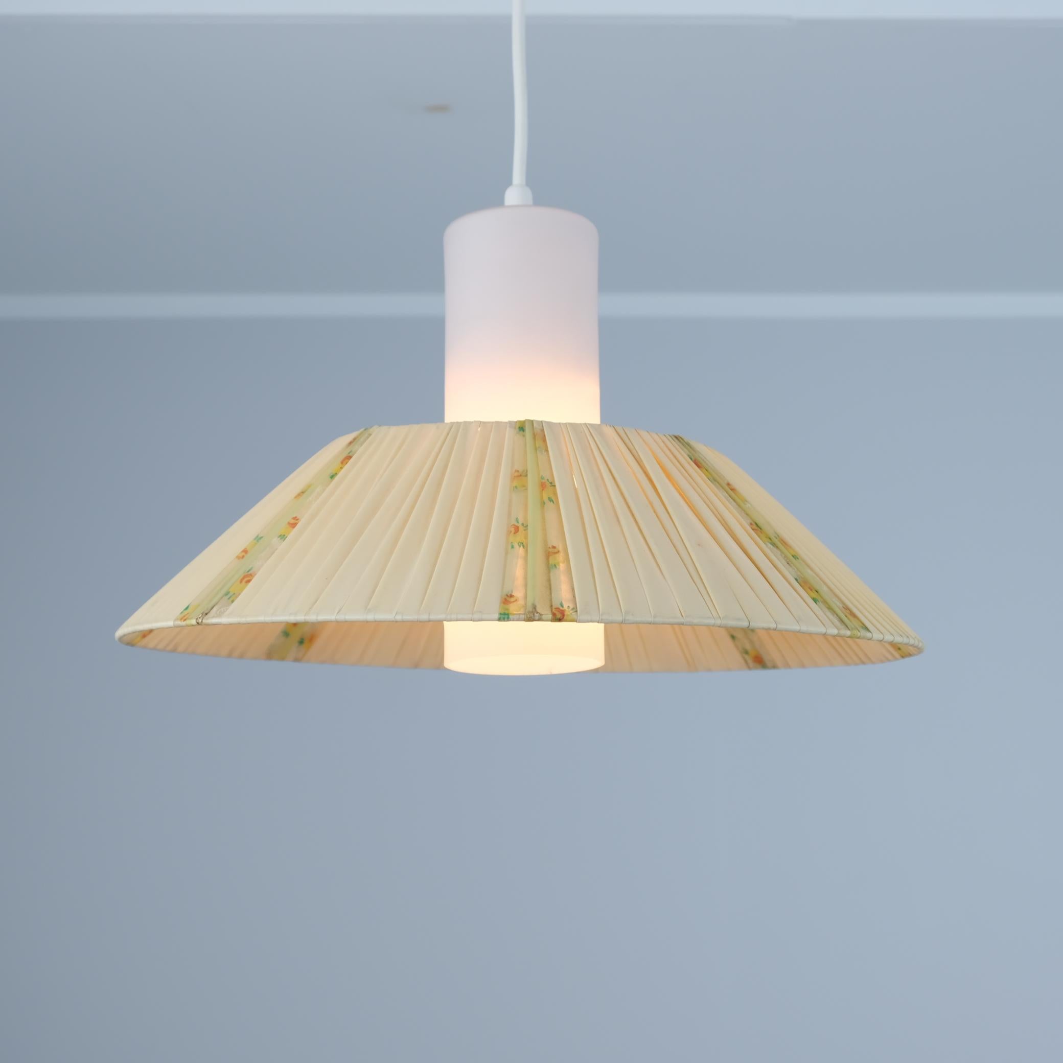 Ottone Ciondolo da soffitto Itsu di metà secolo, modello ES 155 Opalino e Fiori, Finlandia, 1950 in vendita