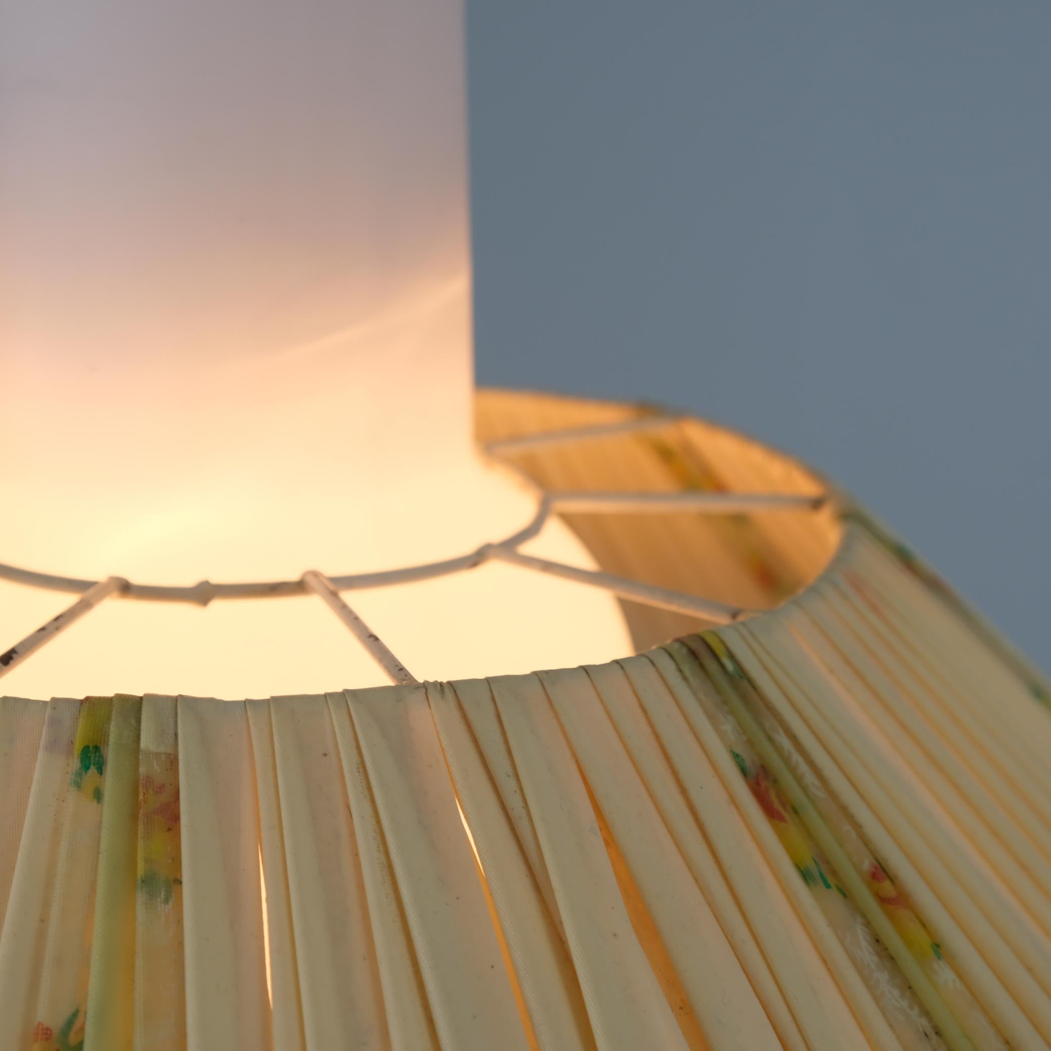 Ciondolo da soffitto Itsu di metà secolo, modello ES 155 Opalino e Fiori, Finlandia, 1950 in vendita 1