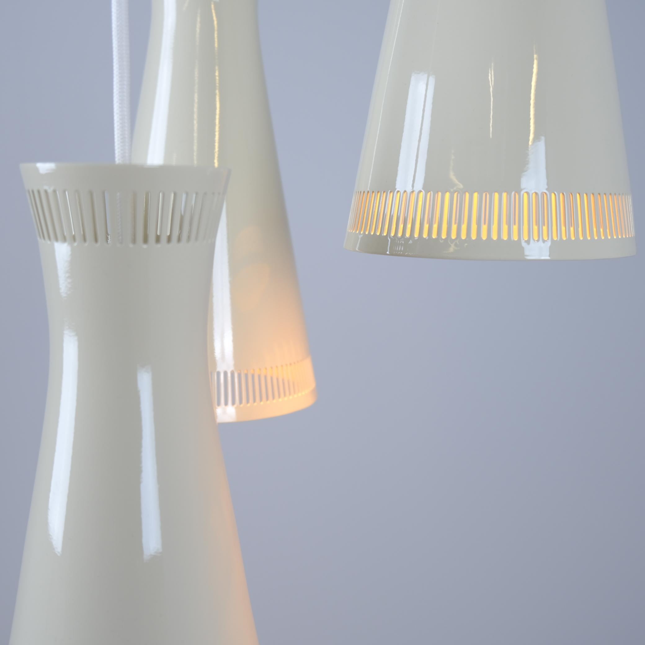 Pendentif Itsu du milieu du siècle Model No No 94/3 en laiton et blanc nacré, Finlande, années 1950 en vente 3