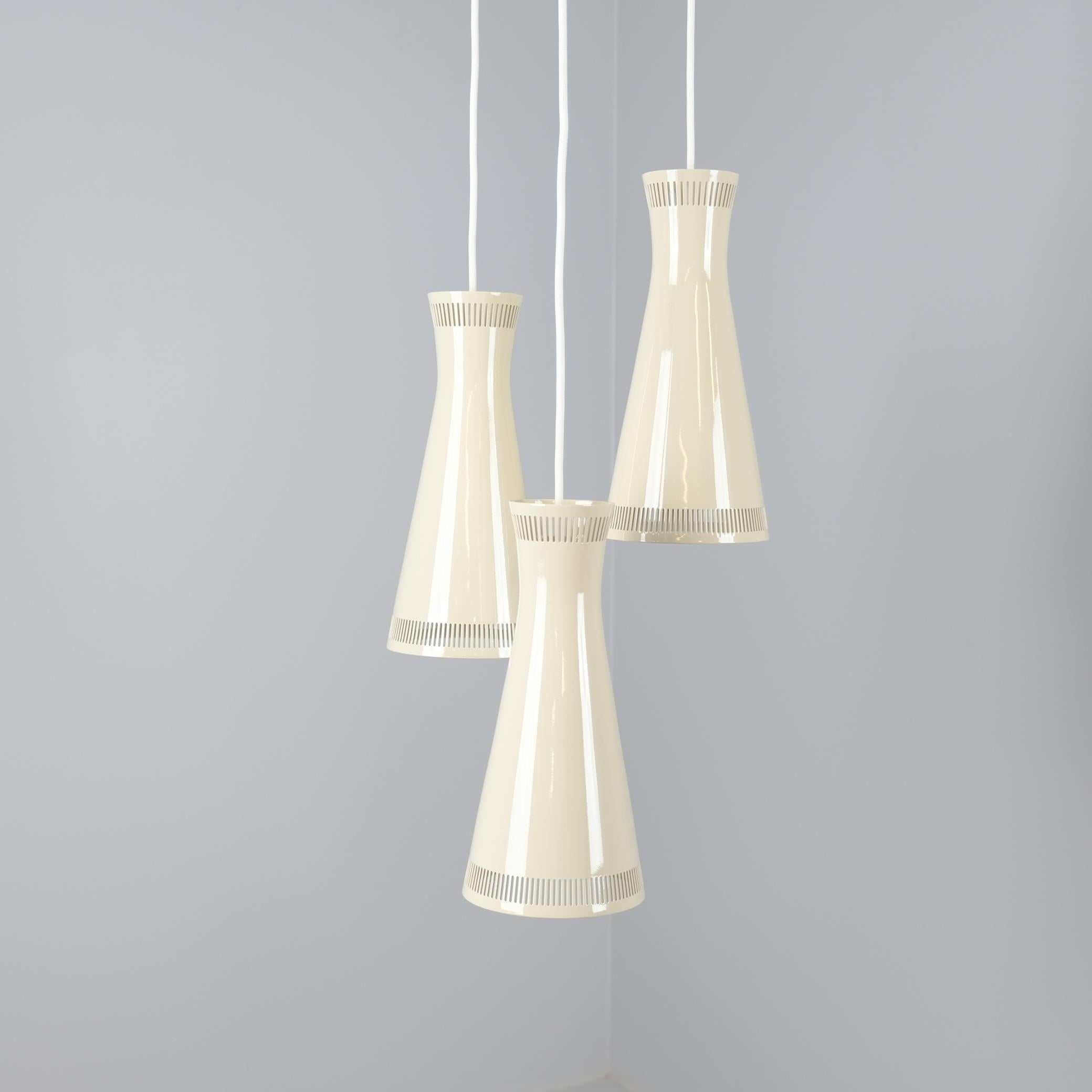 Pendentif Itsu du milieu du siècle Model No No 94/3 en laiton et blanc nacré, Finlande, années 1950 en vente 4