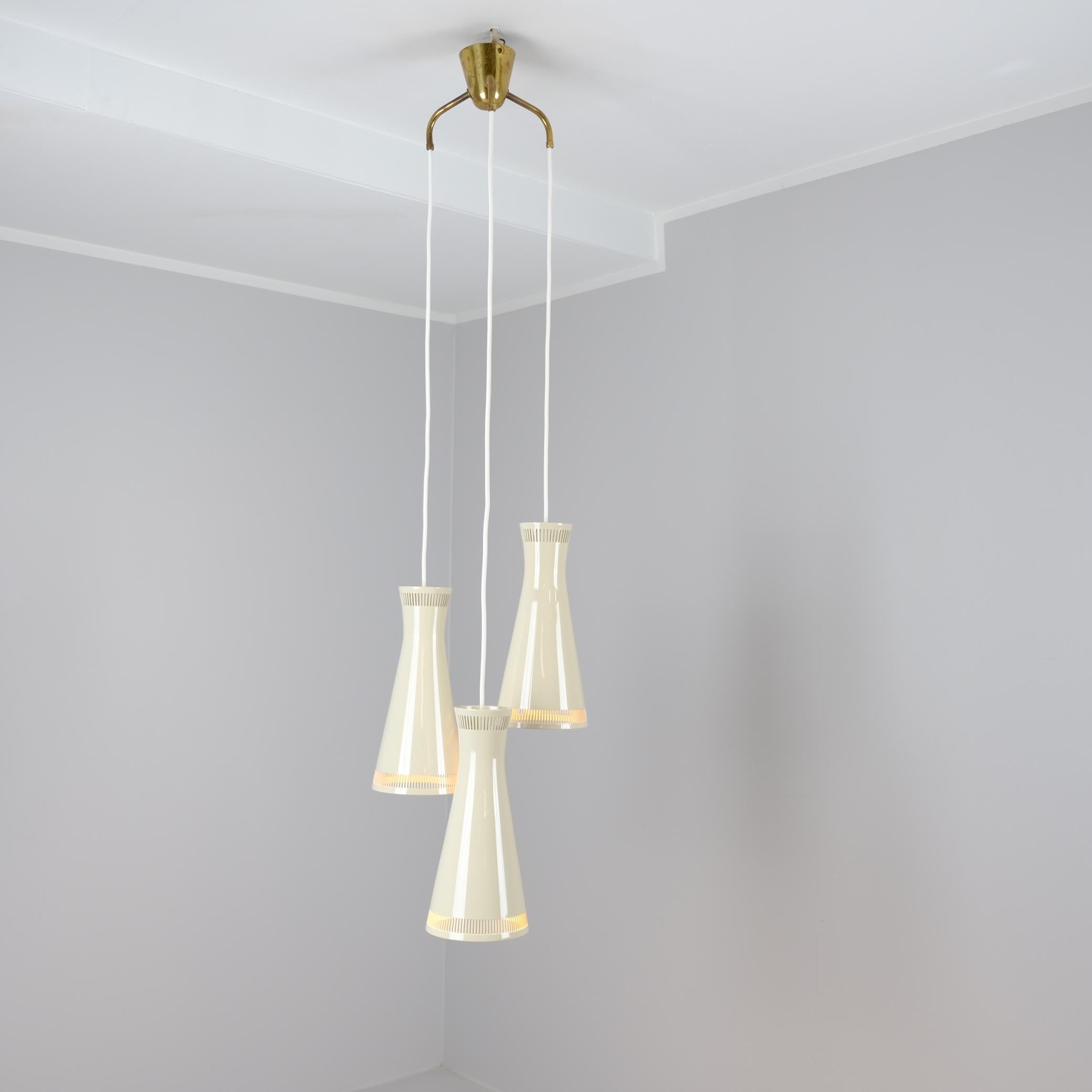 Mid-Century Modern Pendentif Itsu du milieu du siècle Model No No 94/3 en laiton et blanc nacré, Finlande, années 1950 en vente