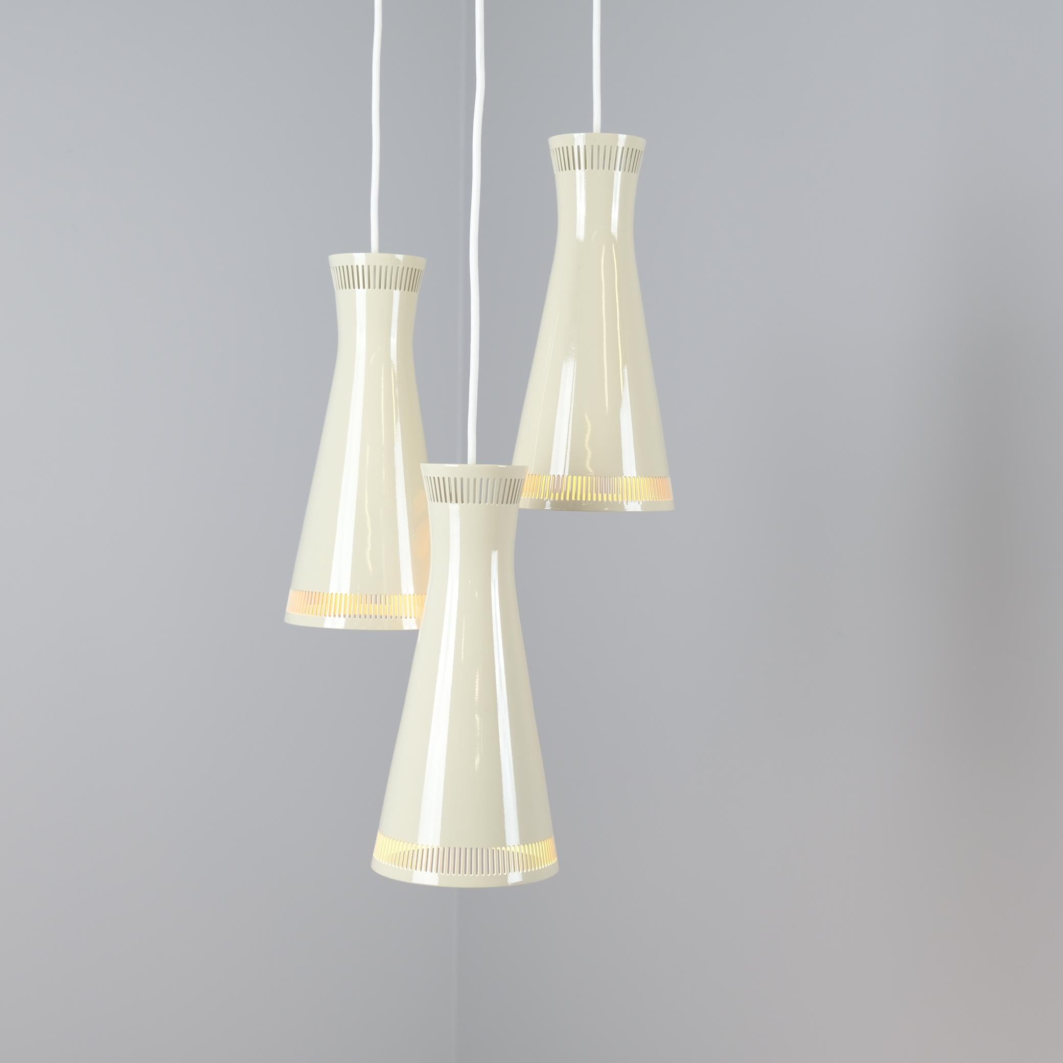 Finlandais Pendentif Itsu du milieu du siècle Model No No 94/3 en laiton et blanc nacré, Finlande, années 1950 en vente