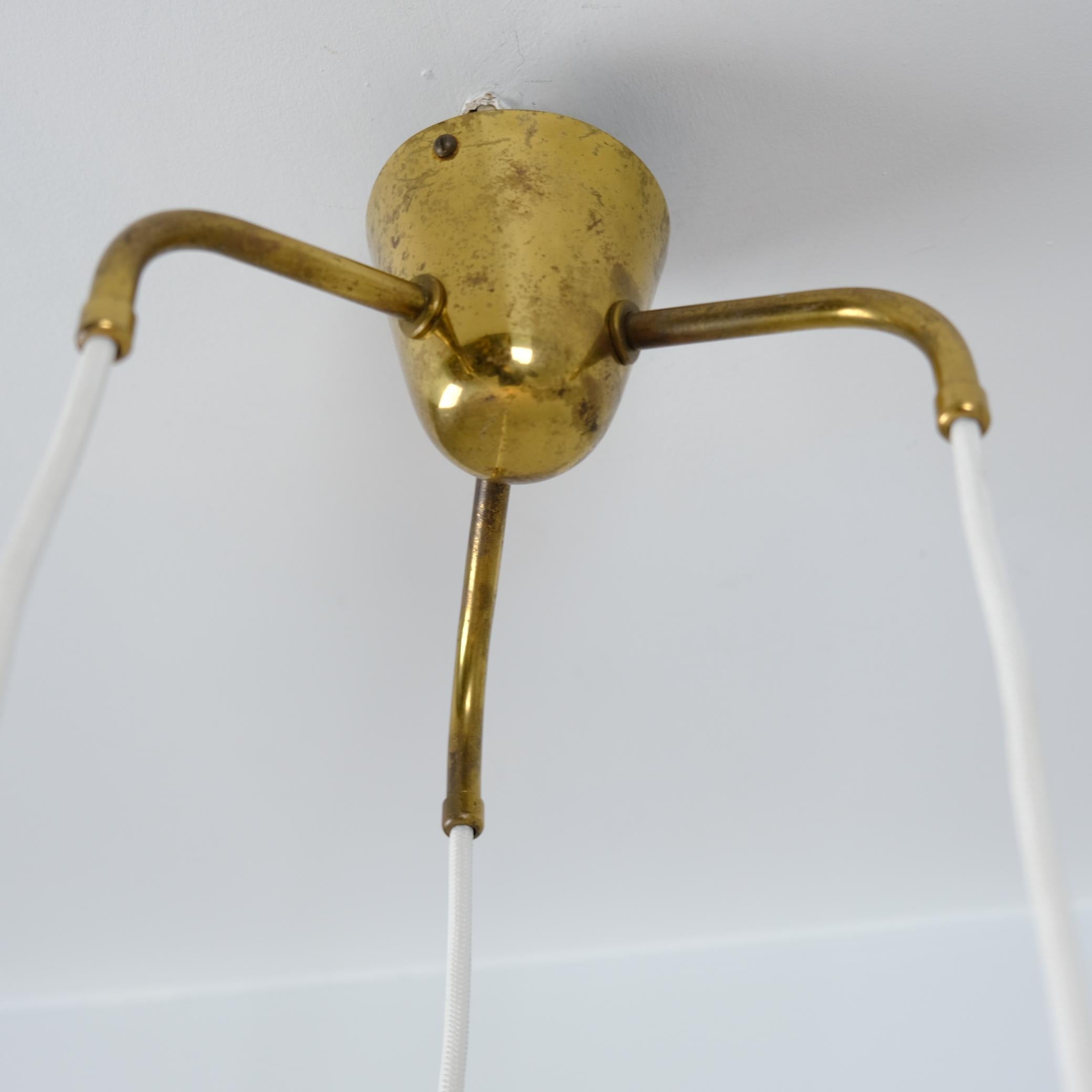 Pendentif Itsu du milieu du siècle Model No No 94/3 en laiton et blanc nacré, Finlande, années 1950 Bon état - En vente à Helsinki, FI