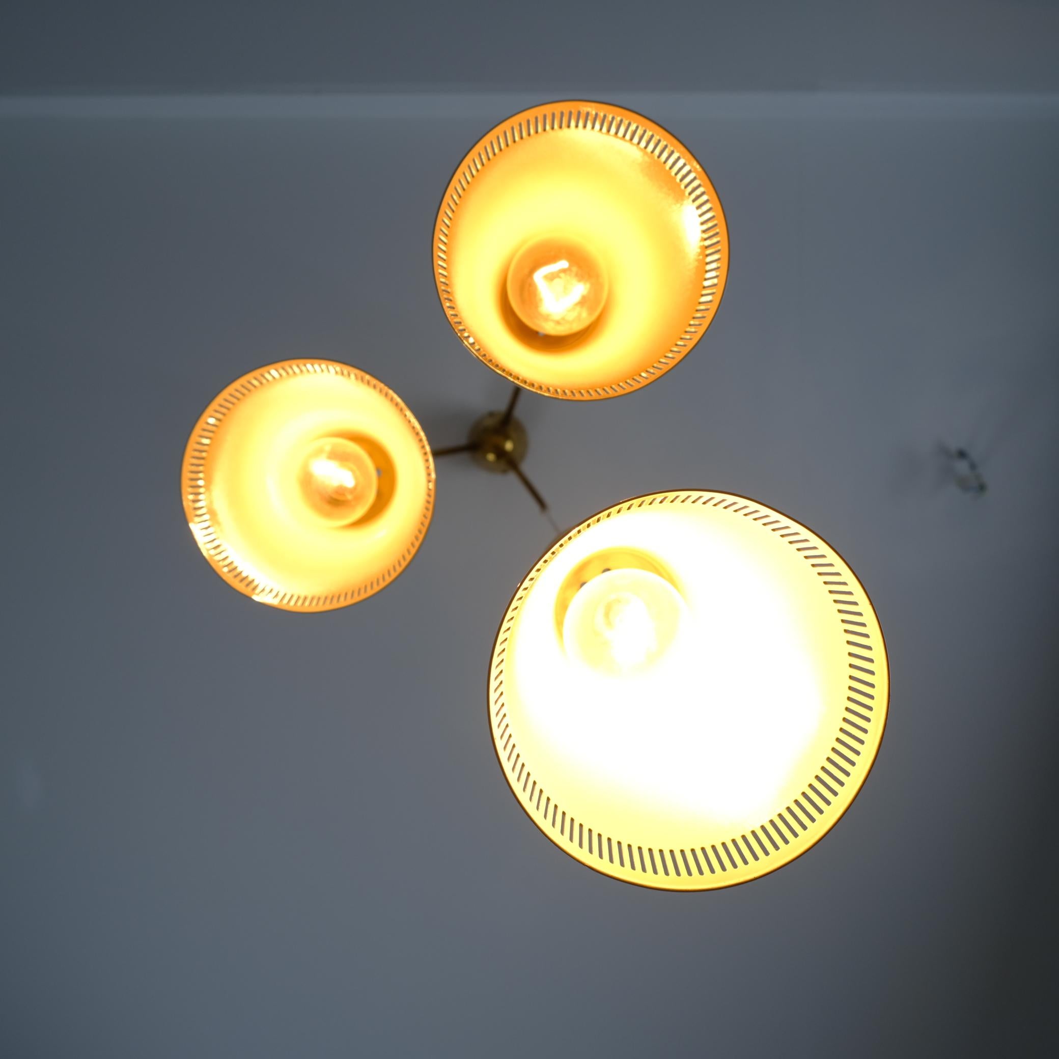 Milieu du XXe siècle Pendentif Itsu du milieu du siècle Model No No 94/3 en laiton et blanc nacré, Finlande, années 1950 en vente