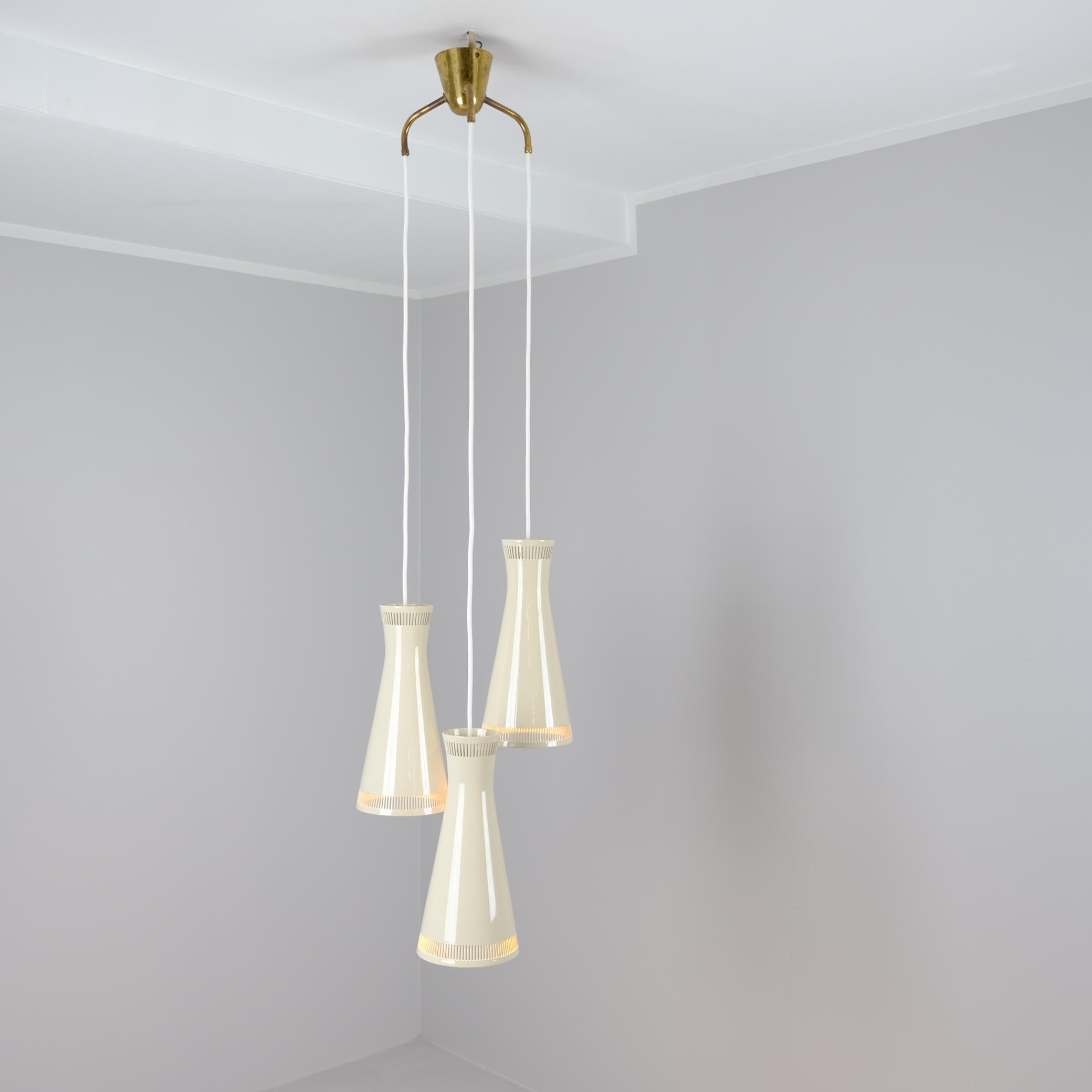 Laiton Pendentif Itsu du milieu du siècle Model No No 94/3 en laiton et blanc nacré, Finlande, années 1950 en vente