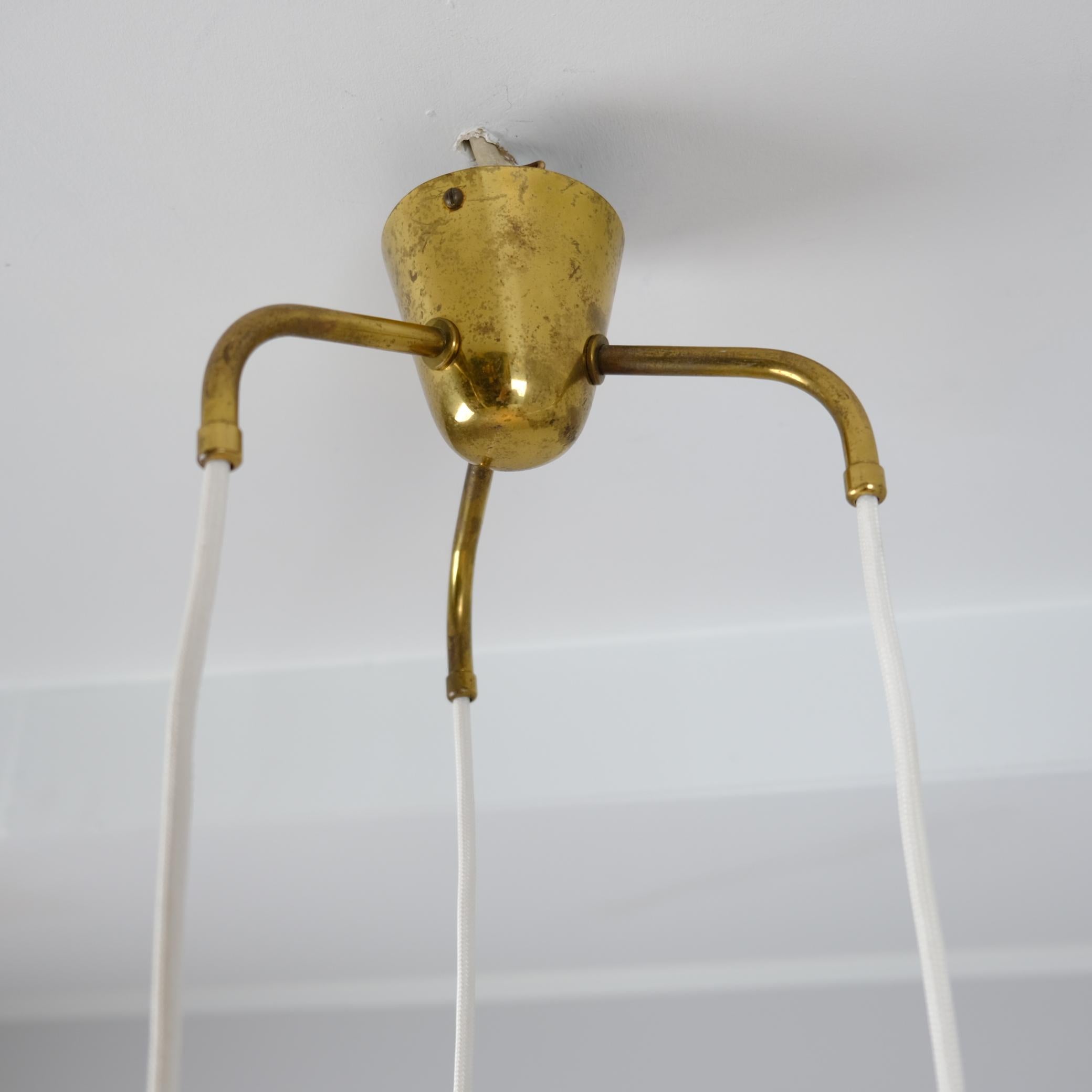 Pendentif Itsu du milieu du siècle Model No No 94/3 en laiton et blanc nacré, Finlande, années 1950 en vente 2