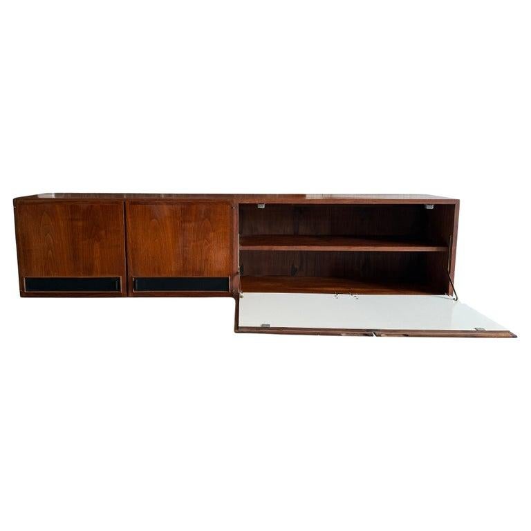 Jack Cartwright per Founders Long credenza da parete per scrivania di metà secolo. Il lato sinistro è dotato di 2 ante e il lato destro di un bancone o di una scrivania a scomparsa con superficie in laminato bianco. Ogni mobile è dotato di (1)