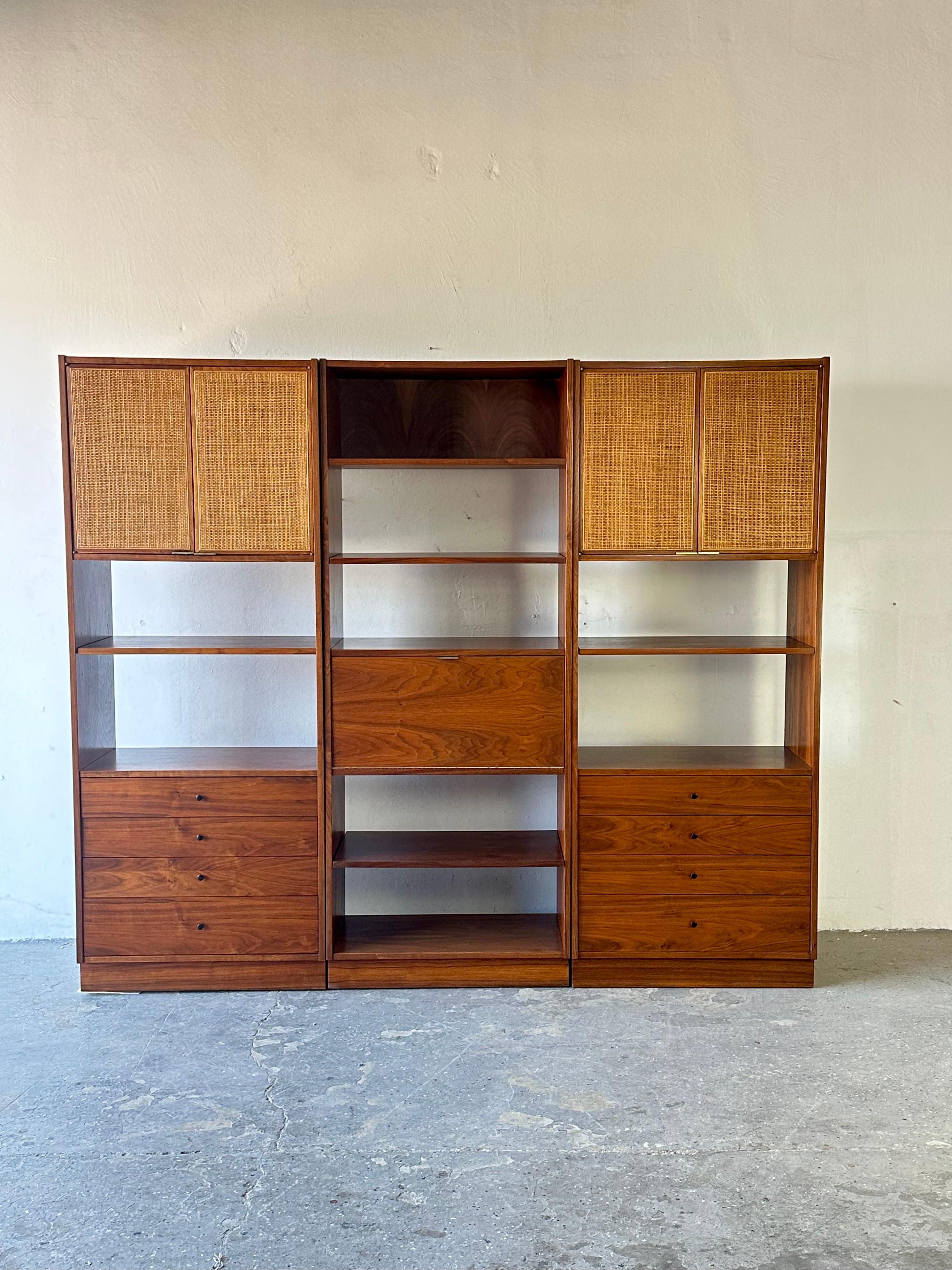Midcentury Jack Cartwright For Founders - Room Divider Wall Unit


A beautifully Refinished and restored three part, walnut and cane, free standing Wall Unit or room Divider by Jack Cartwright for Founders. Dimensions : 78