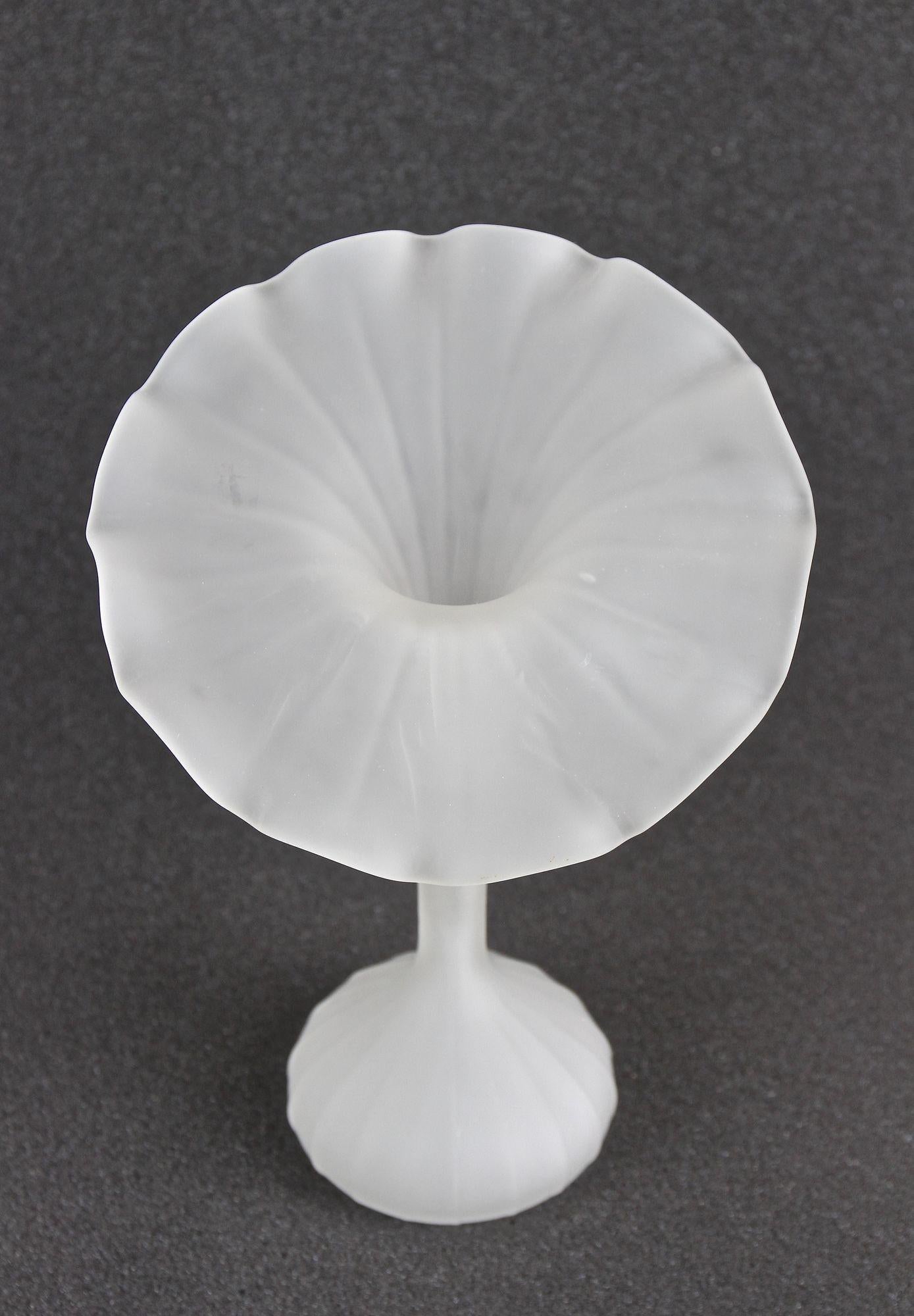 Charmant exemple de vase en verre blanc 