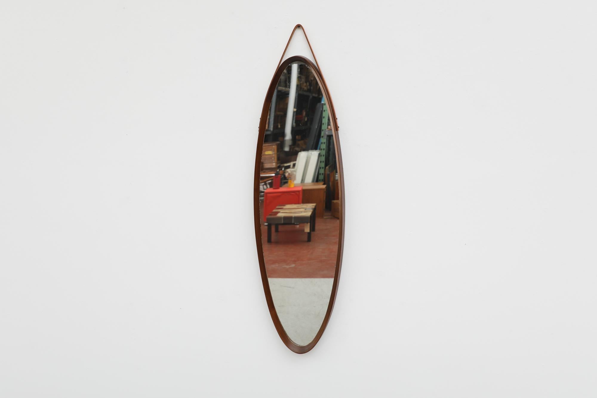 Miroir italien ovale inspiré de Jacques Adnet du milieu du siècle dernier, en teck avec sangle en cuir en vente 7