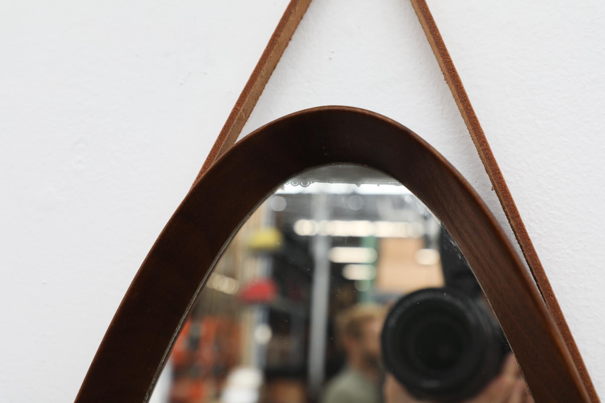 Miroir italien ovale inspiré de Jacques Adnet du milieu du siècle dernier, en teck avec sangle en cuir en vente 9