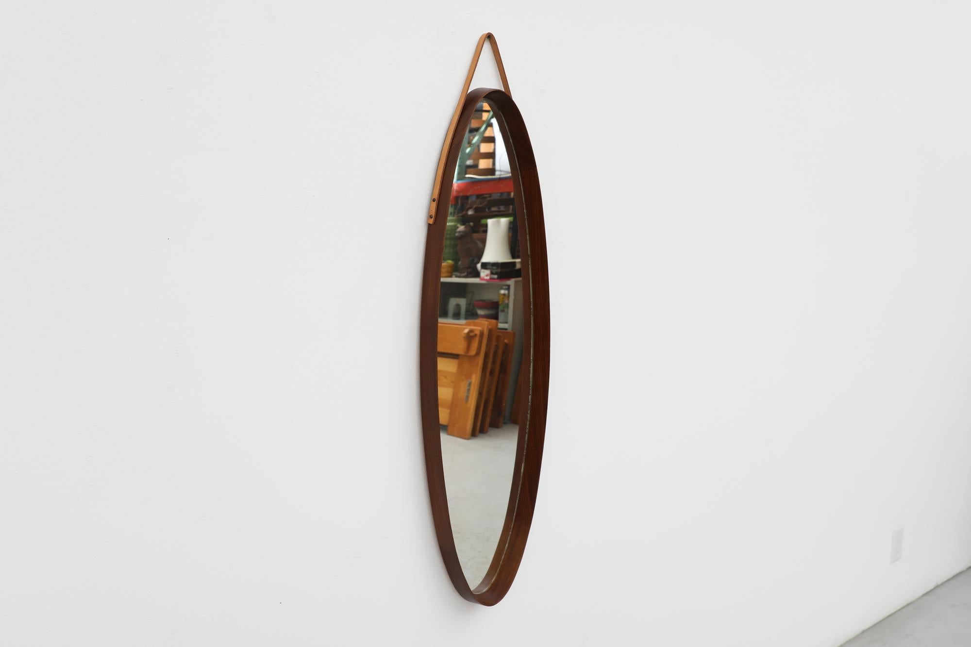 Miroir italien ovale inspiré de Jacques Adnet du milieu du siècle dernier, en teck avec sangle en cuir en vente 1