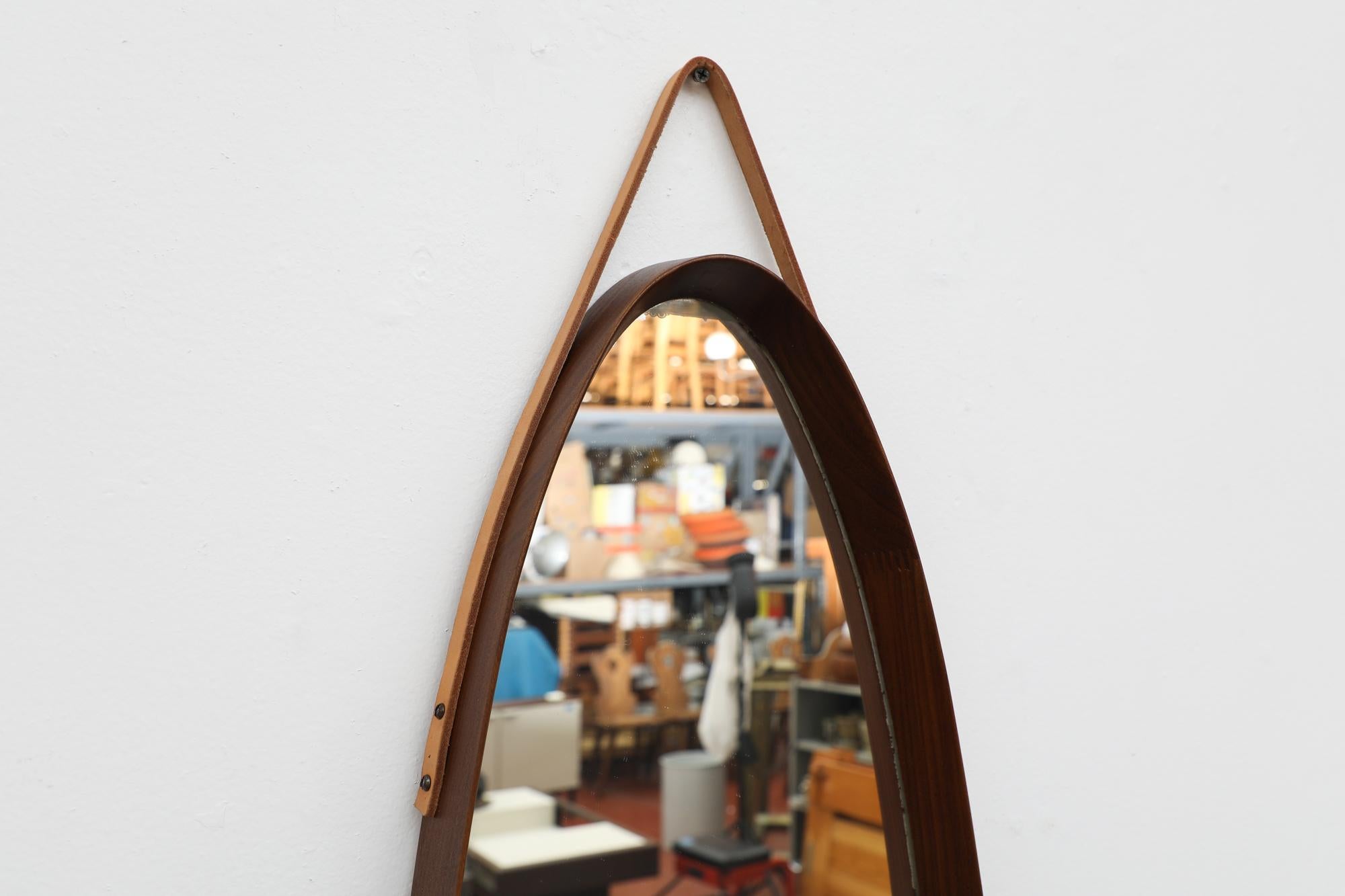 Miroir italien ovale inspiré de Jacques Adnet du milieu du siècle dernier, en teck avec sangle en cuir en vente 2