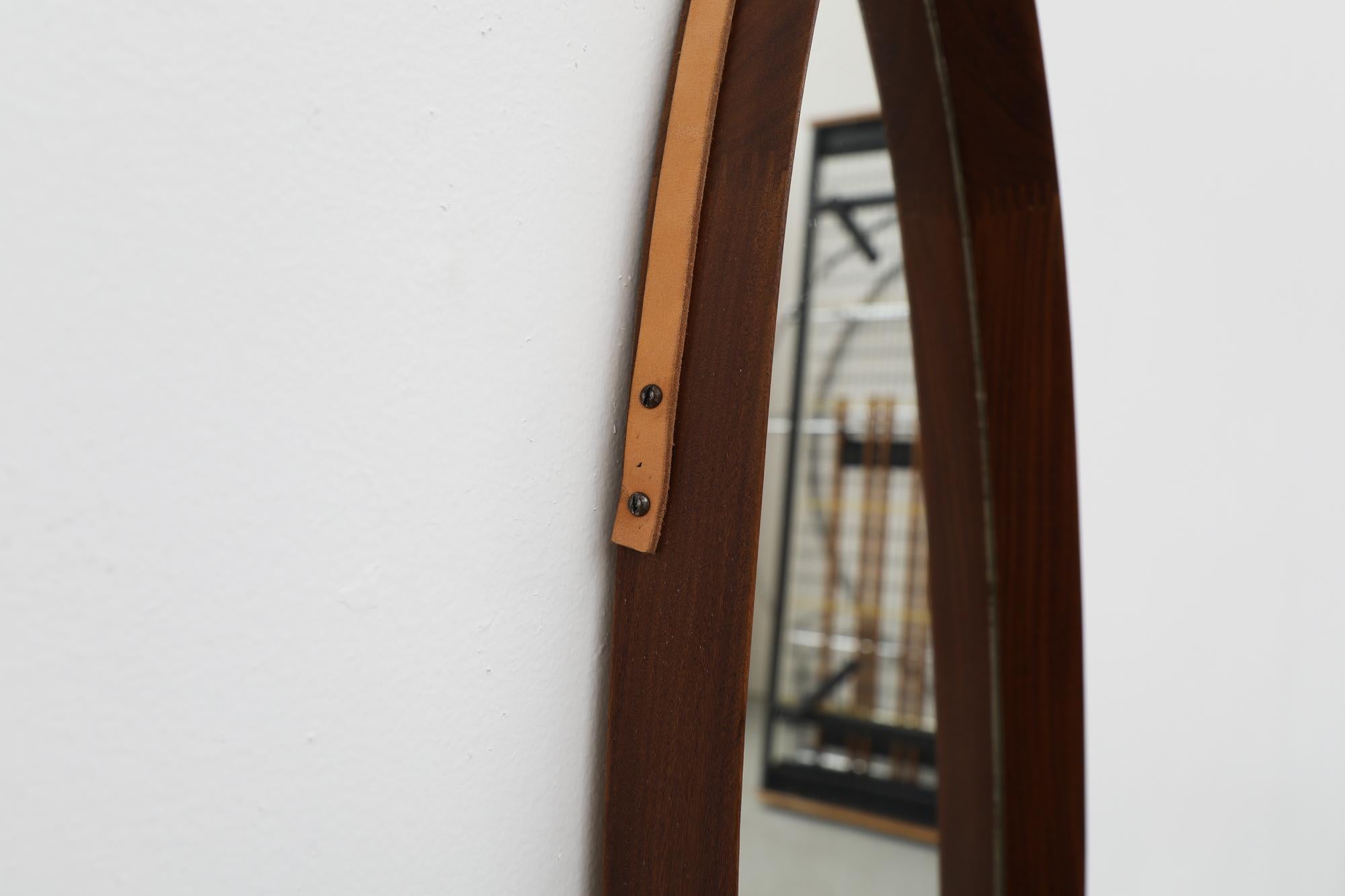 Miroir italien ovale inspiré de Jacques Adnet du milieu du siècle dernier, en teck avec sangle en cuir en vente 3