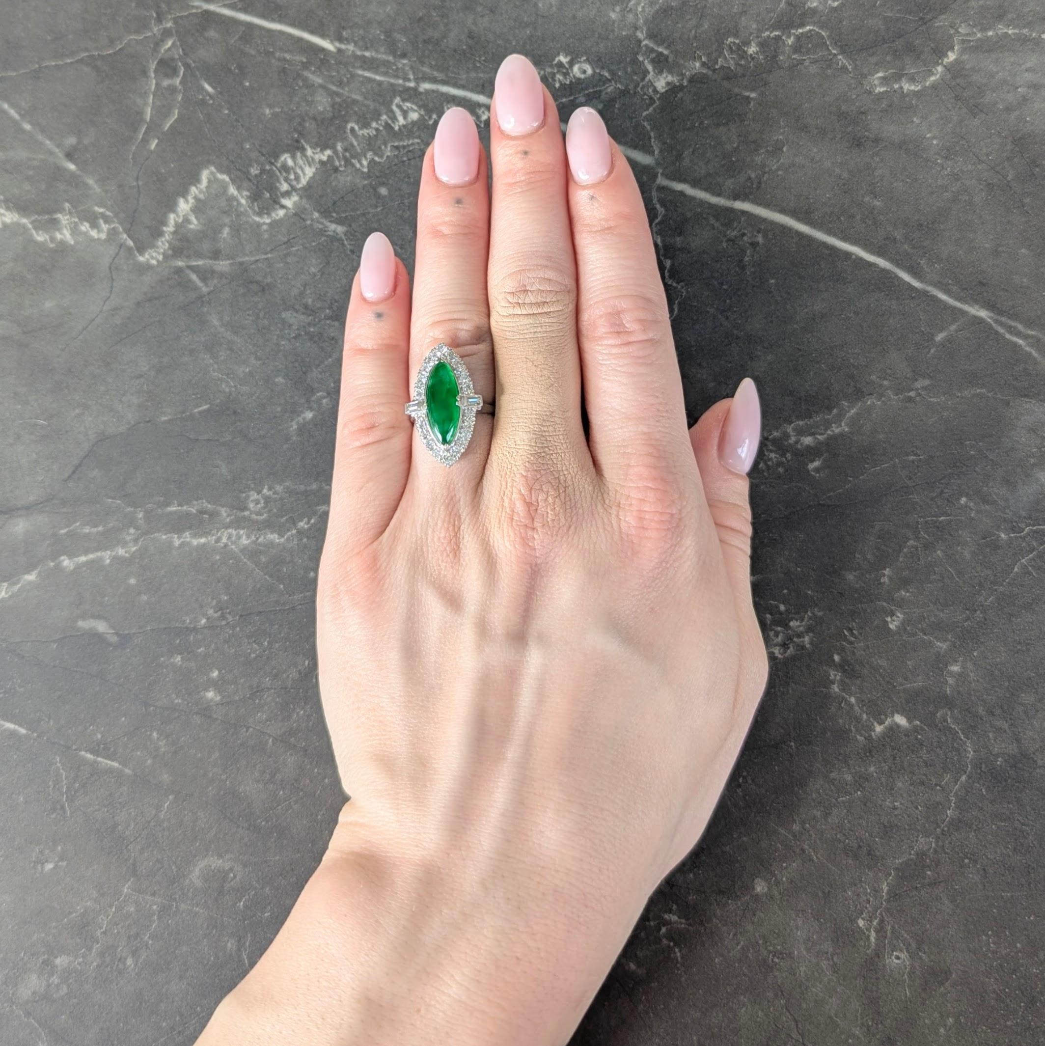 Al centro un cabochon di giada a forma di marquise di 6,0 x 18,0 mm.
Verde medio traslucido con leggere screziature - incastonato con punte di spillo
Accentuato da un'aureola di diamanti rotondi taglio brillante
Peso totale di circa 0,08 carati -