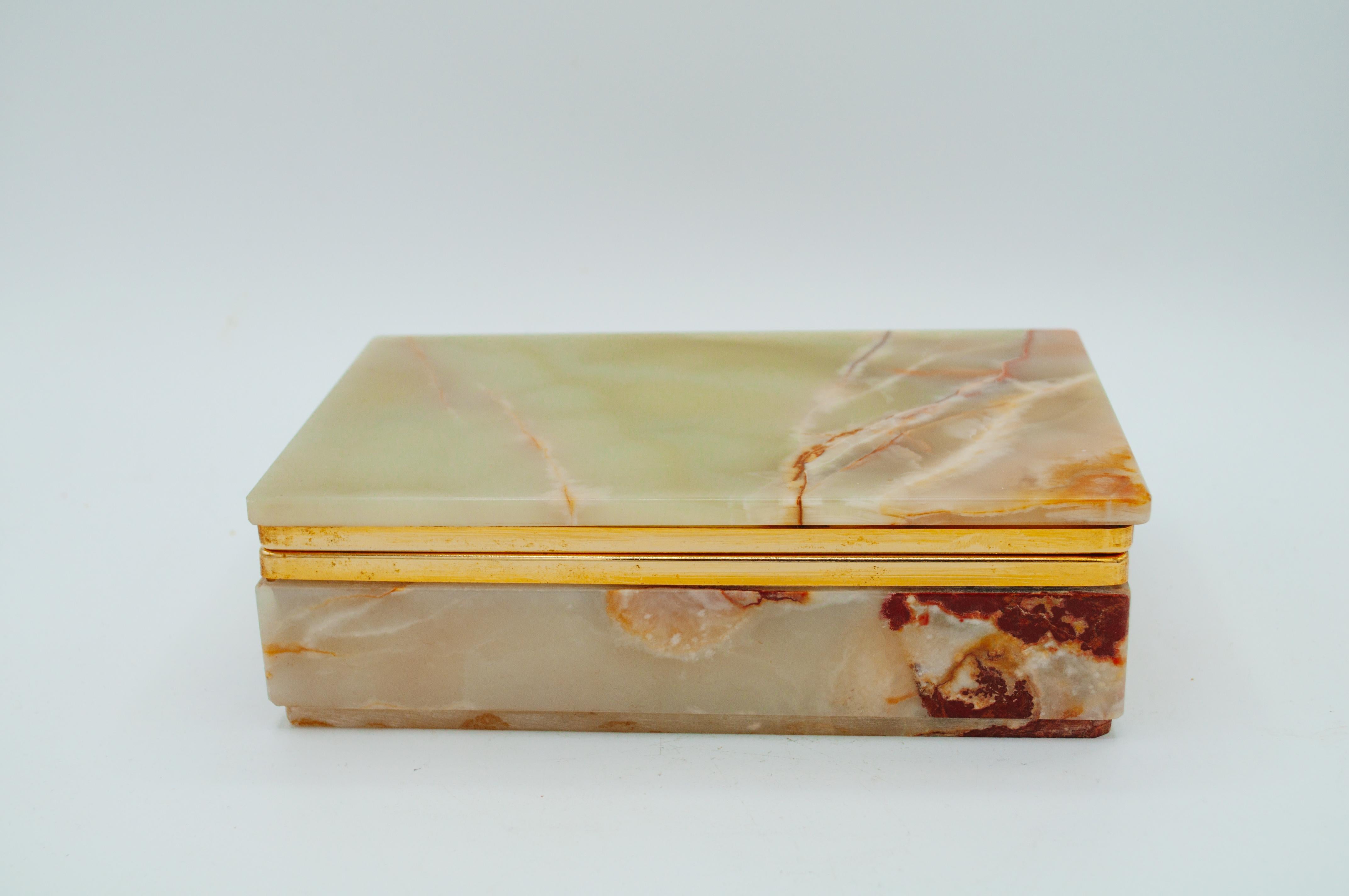 Diese elegante und schlichte rechteckige Box aus der Mitte des Jahrhunderts ist aus reich geädertem grünem Onyxmarmor gefertigt und wurde zwischen den 1950er und 1960er Jahren in Italien hergestellt. Der Naturstein weist wunderschöne