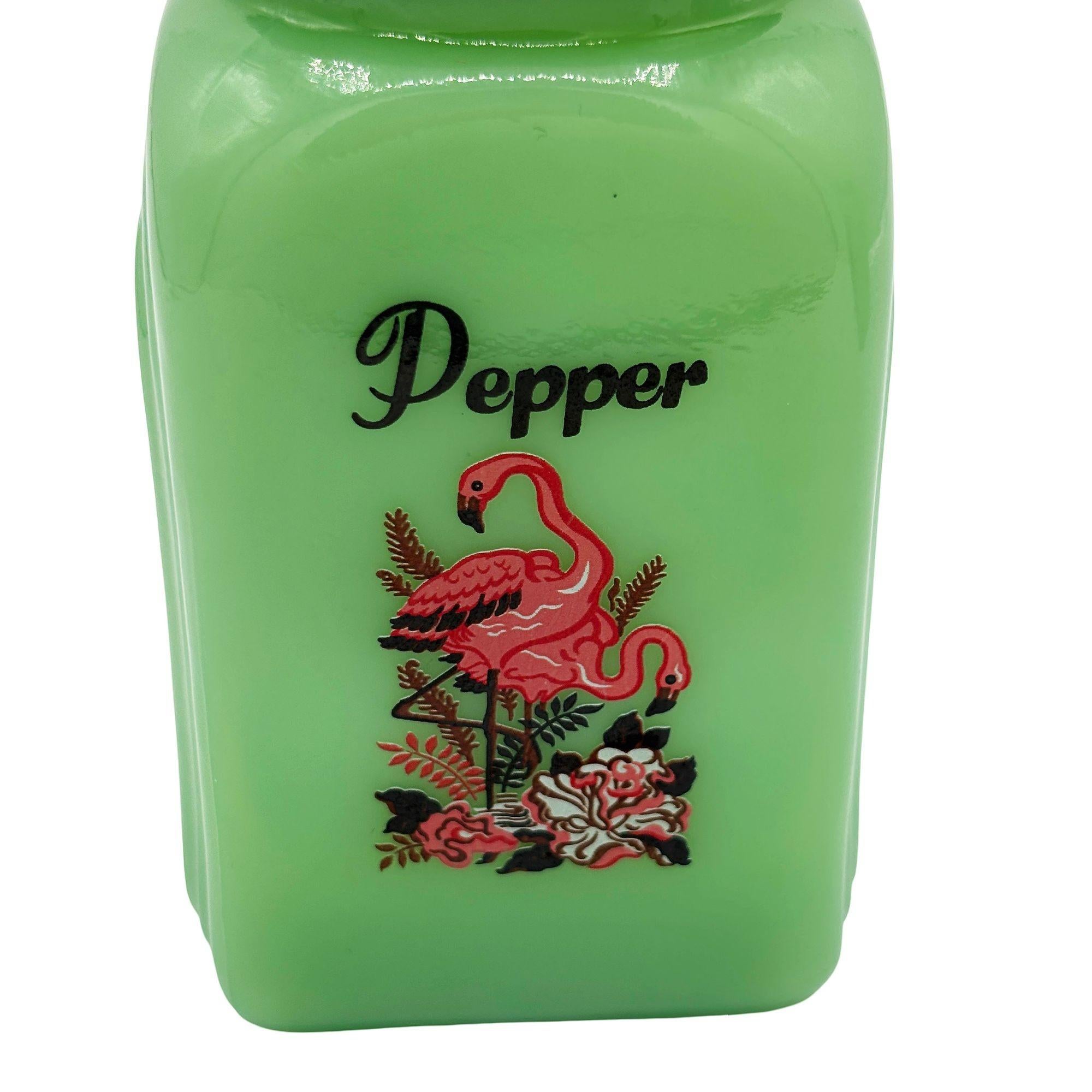 Set di sale e pepe di metà secolo in vetro verde giadeite con fenicotteri rosa in vendita 5