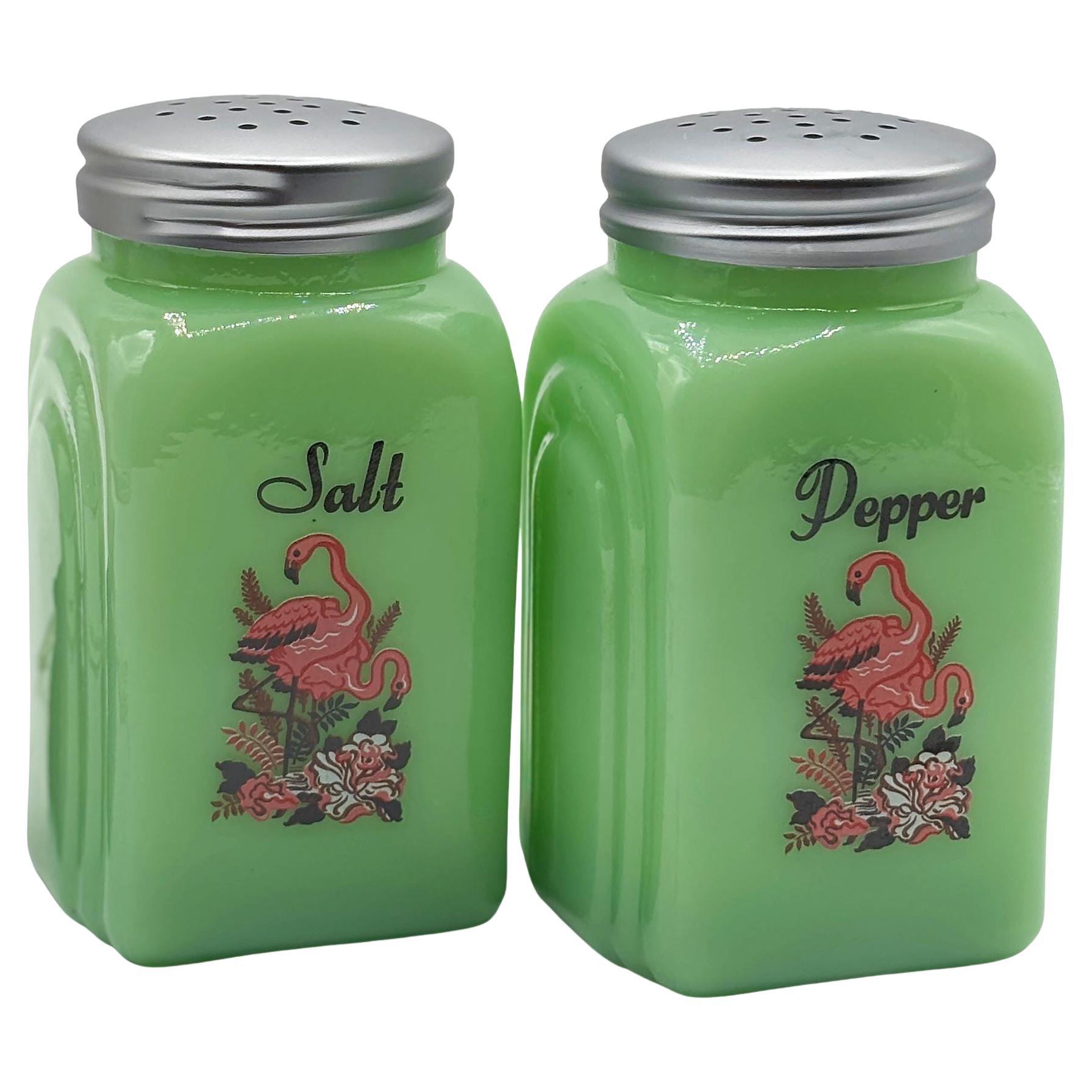 Set di sale e pepe di metà secolo in vetro verde giadeite con fenicotteri rosa in vendita