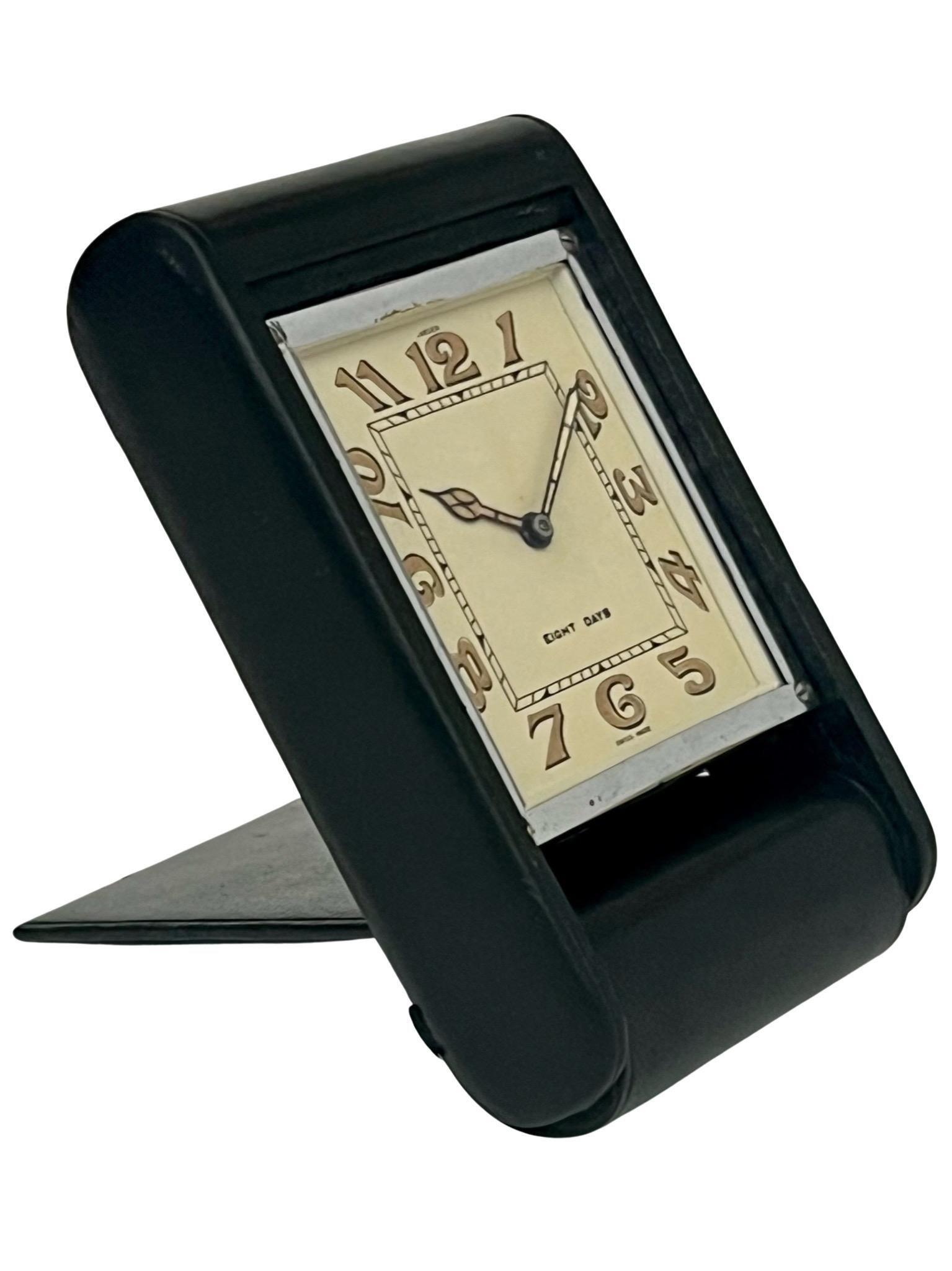 Mid-Century Modern Horloge de voyage pliante Jaeger LeCoultre de huit jours en cuir vert du milieu du siècle en vente