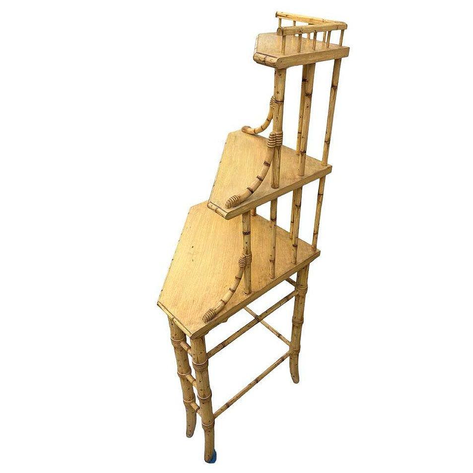 Metà XX secolo Scaffale angolare in bambù biondo a 3 livelli in stile James Mount di metà secolo in vendita
