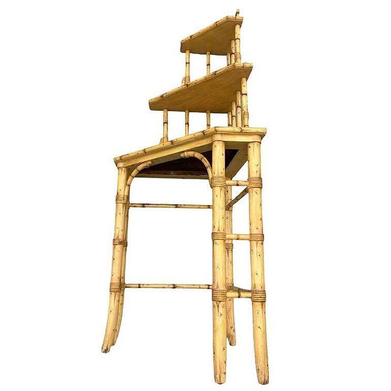 Scaffale angolare in bambù biondo a 3 livelli in stile James Mount di metà secolo in vendita 1
