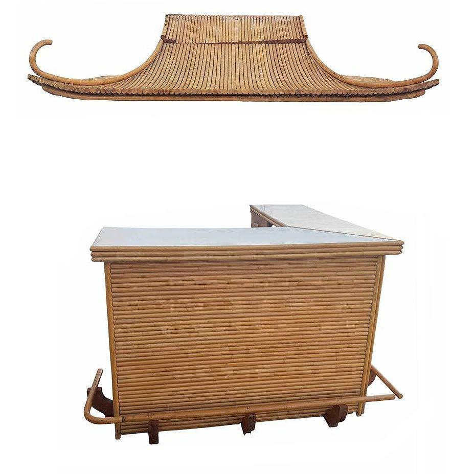 Bar originale di metà secolo in rattan impilato a forma di L con piano in formica, completo di tetto in rattan cinese in stile Xie Shan restaurato e otto sgabelli da bar, realizzato secondo la fusione tra i mobili di influenza orientale e i design