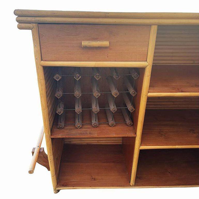 Bar ad angolo in rattan impilato di metà secolo in stile James Mount con tetto in Xie Shan asiatico in vendita 3