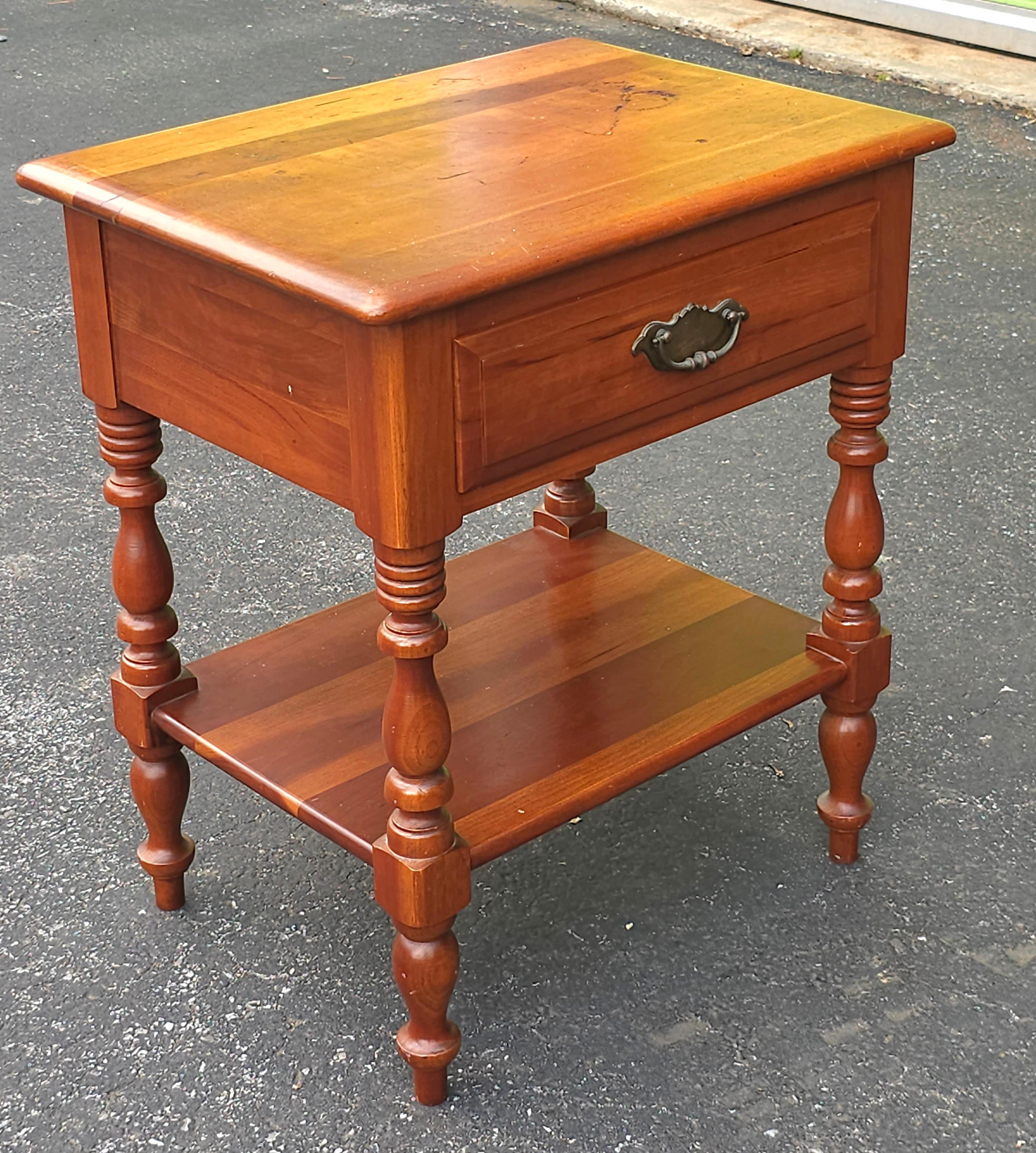 American Colonial Mid Century Jamestown Furniture Maple Two Tier Single Drawer Side Table For Sale
