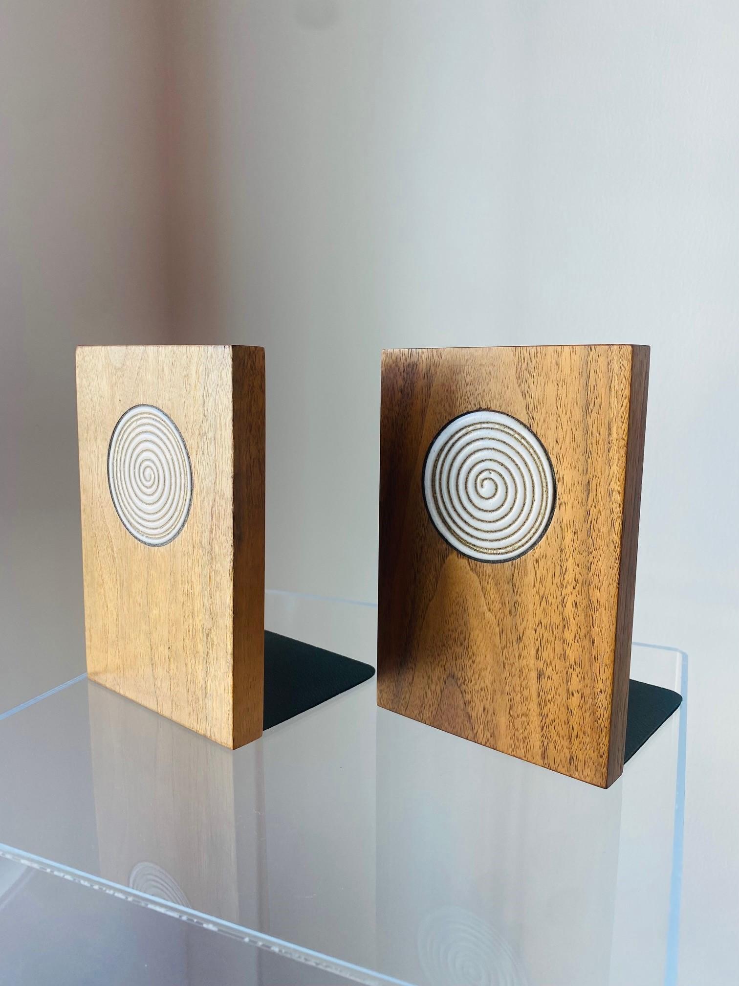 Ein schönes Paar Buchstützen aus Keramik und Walnussholz von Jane und Gordon Martz für ihr Unternehmen Marshall Studios. Jede Buchstütze hat eine skulpturale Form und präsentiert eine Keramikintarsie in Holz. 1950er Jahre, USA.

Mid-Century,