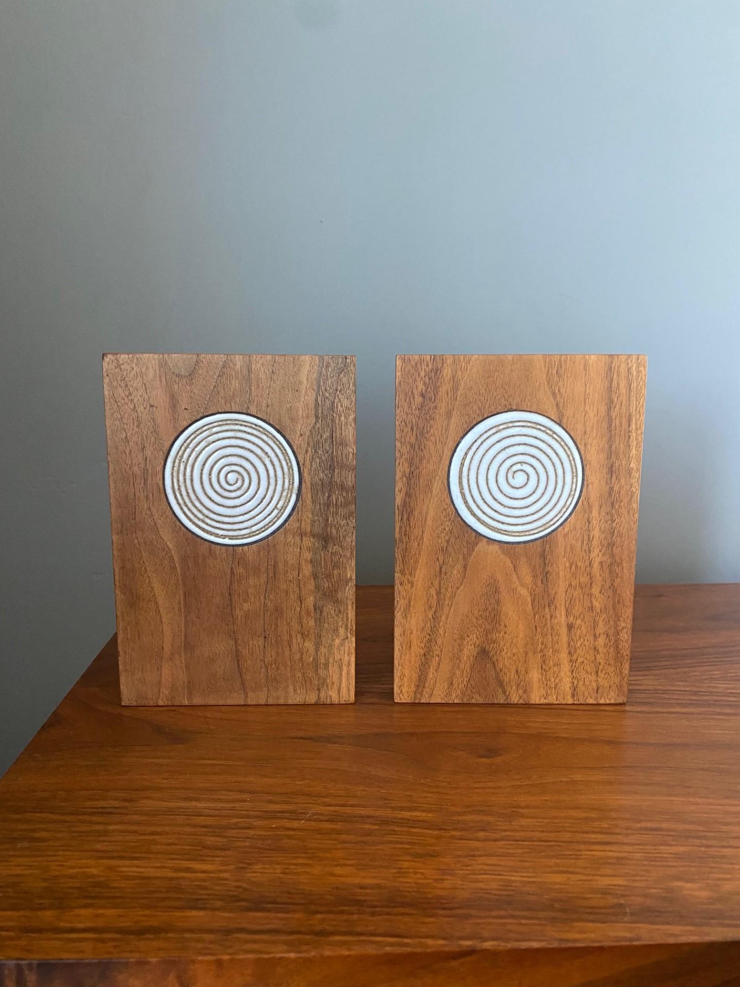 North American Mid-Century Jane and Gordon Martz Ceramic and Walnut Bookends For Sale