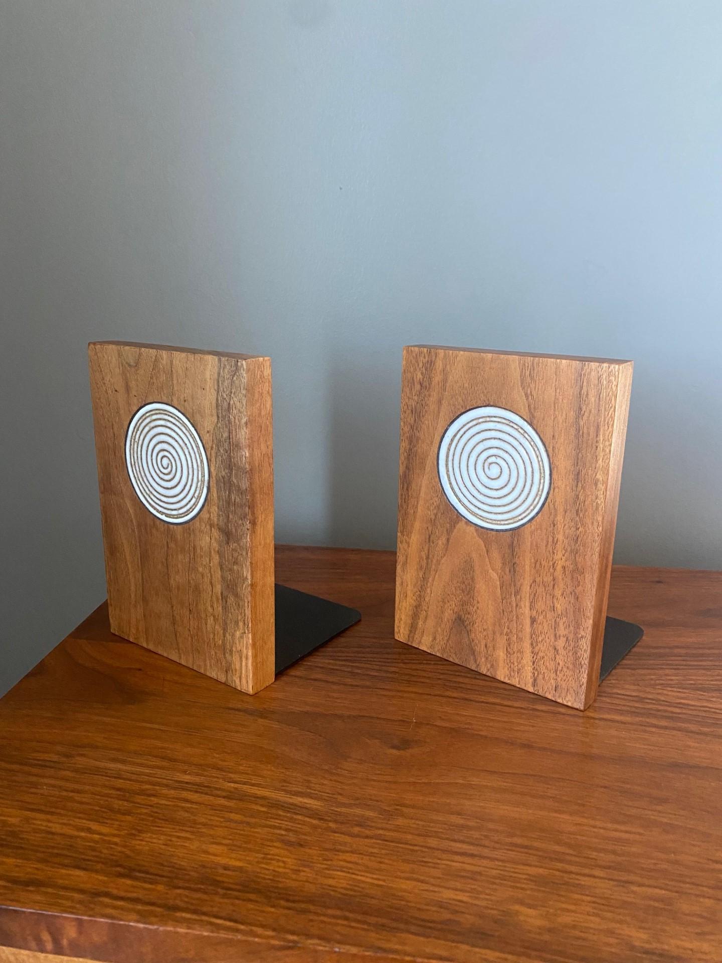 Mid-Century Jane and Gordon Martz Ceramic and Walnut Bookends In Good Condition For Sale In San Diego, CA