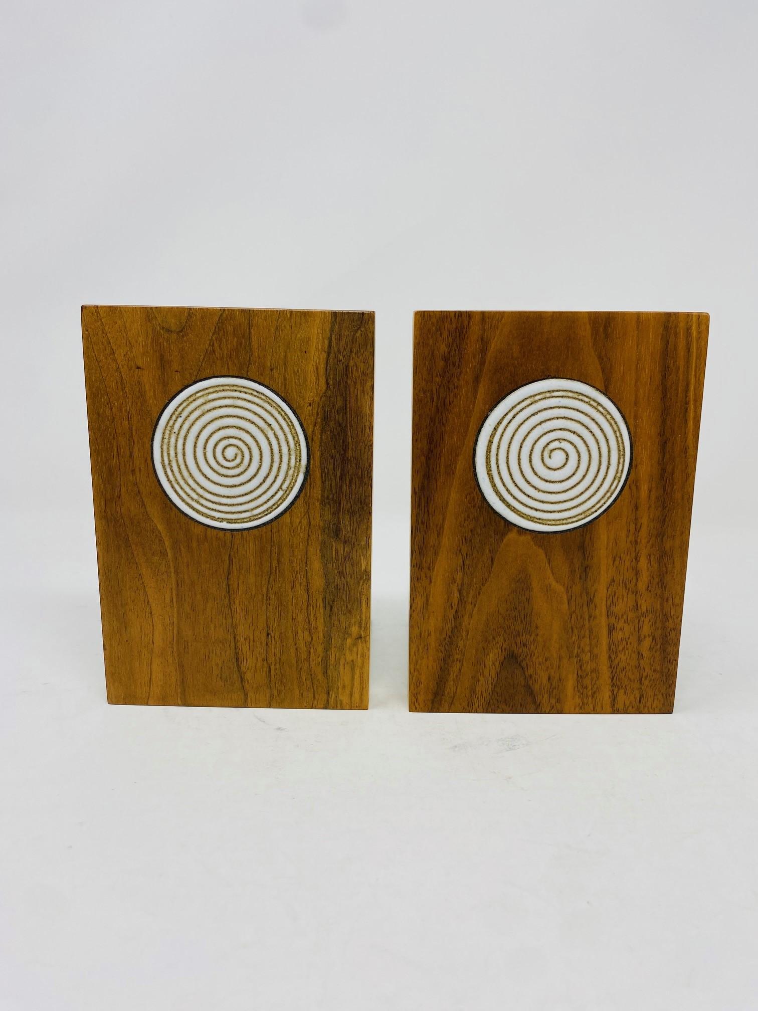 Mid-Century Jane and Gordon Martz Ceramic and Walnut Bookends For Sale 1
