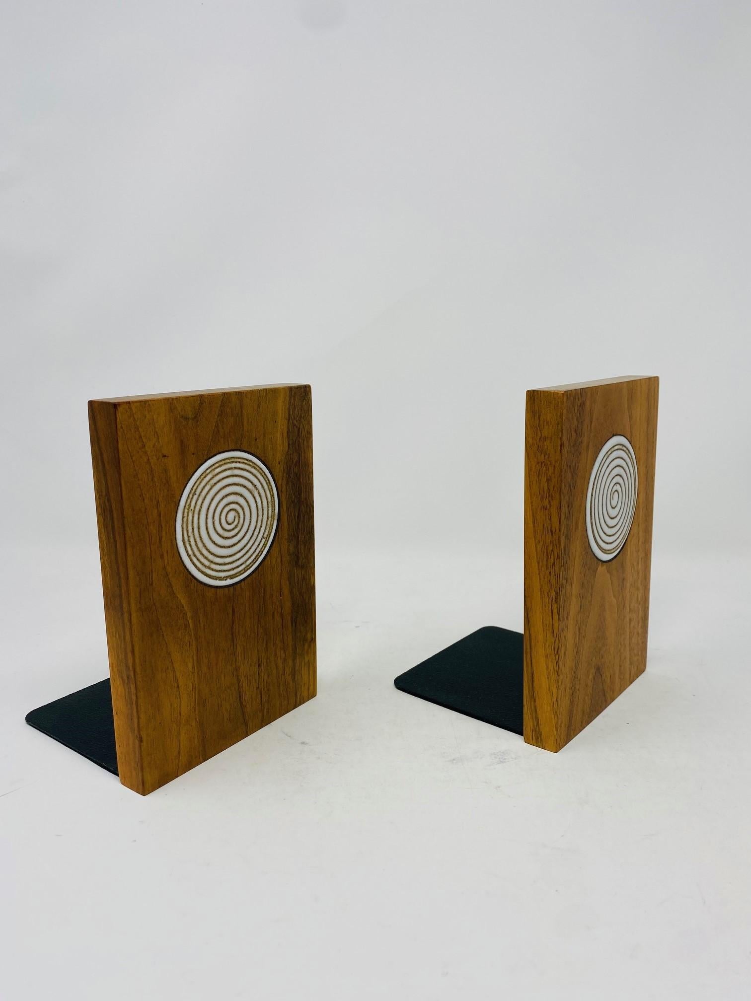 Mid-Century Jane and Gordon Martz Ceramic and Walnut Bookends For Sale 2
