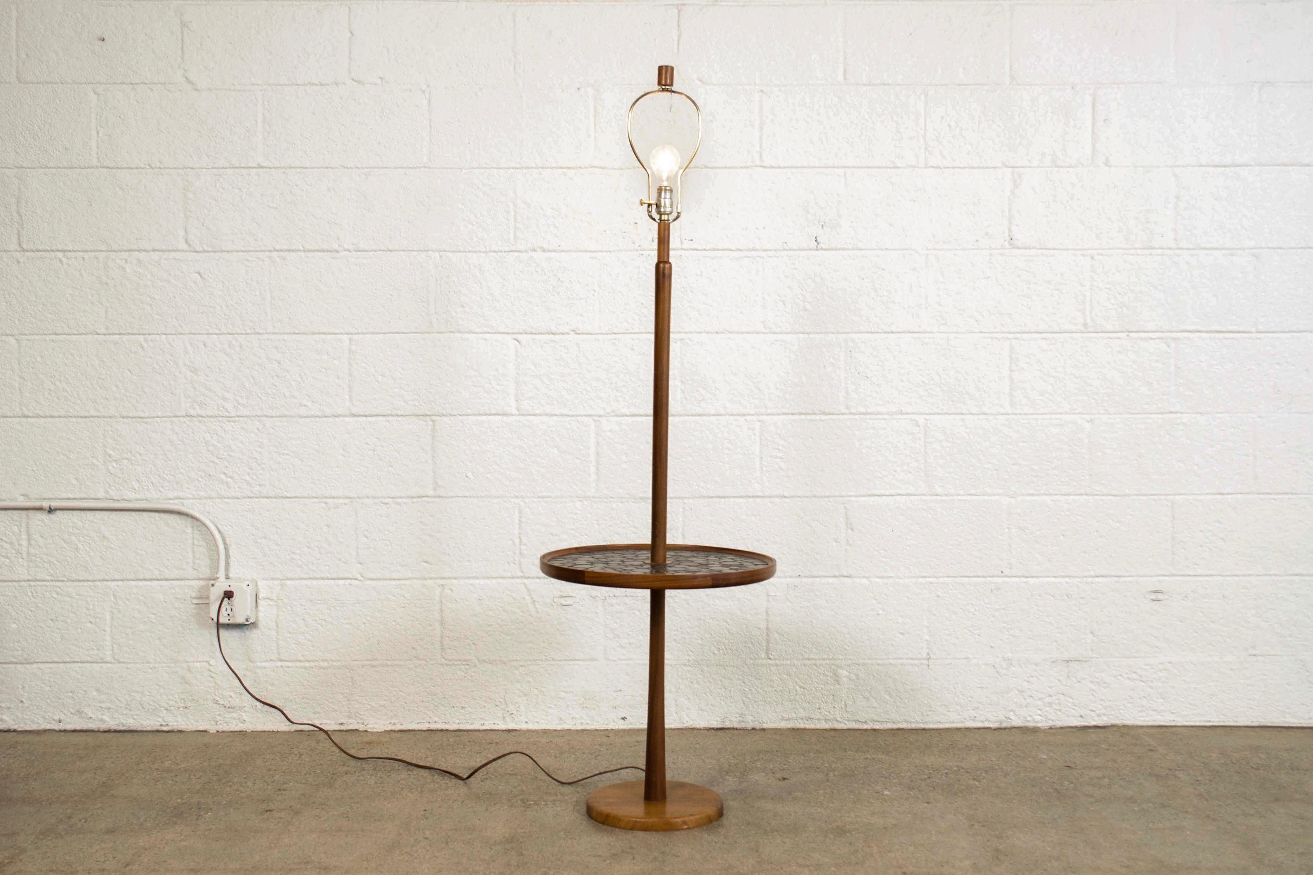Midcentury Jane and Gordon Martz Marshall Studios Walnut Floor Lamp with Table In Good Condition For Sale In Detroit, MI