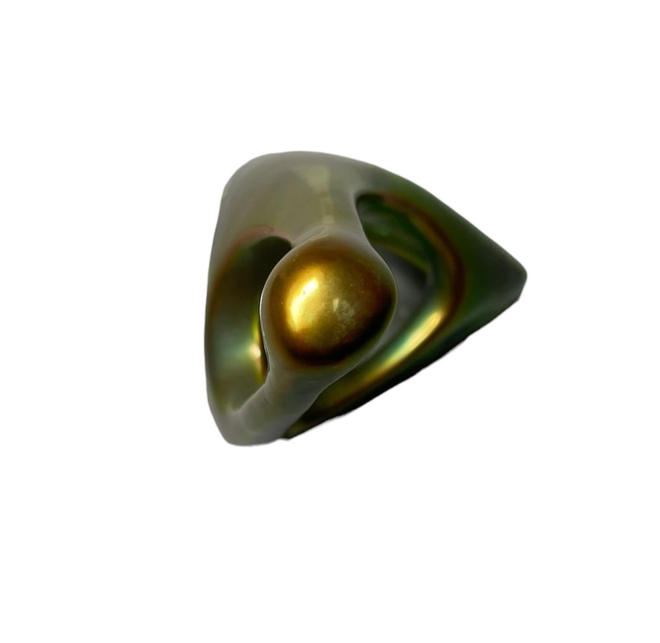 Si tratta di una scultura di metà secolo di Janos Torok per Zsolnay, The Thinking. Raffigura una figura tridimensionale in porcellana smaltata di eosina verde iridescente a forma di arco alto con diverse anse. Sotto la base c'è il marchio Zsolnay,