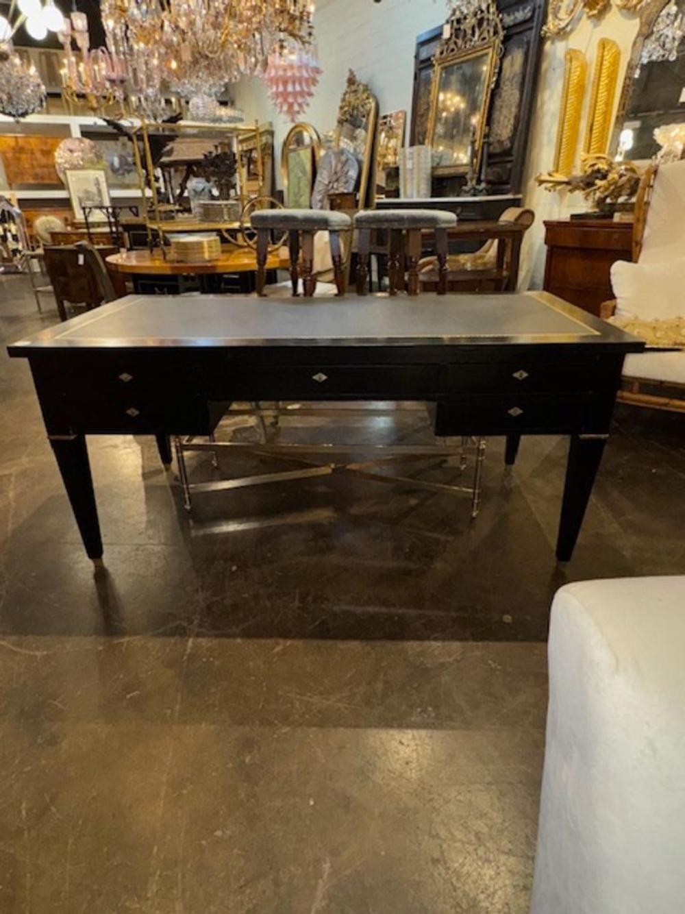 Bellissima scrivania francese in stile Jansen laccata nera con piano in pelle goffrata. Aggiunge un tocco di eleganza classica!
64w x 32d c 29h

