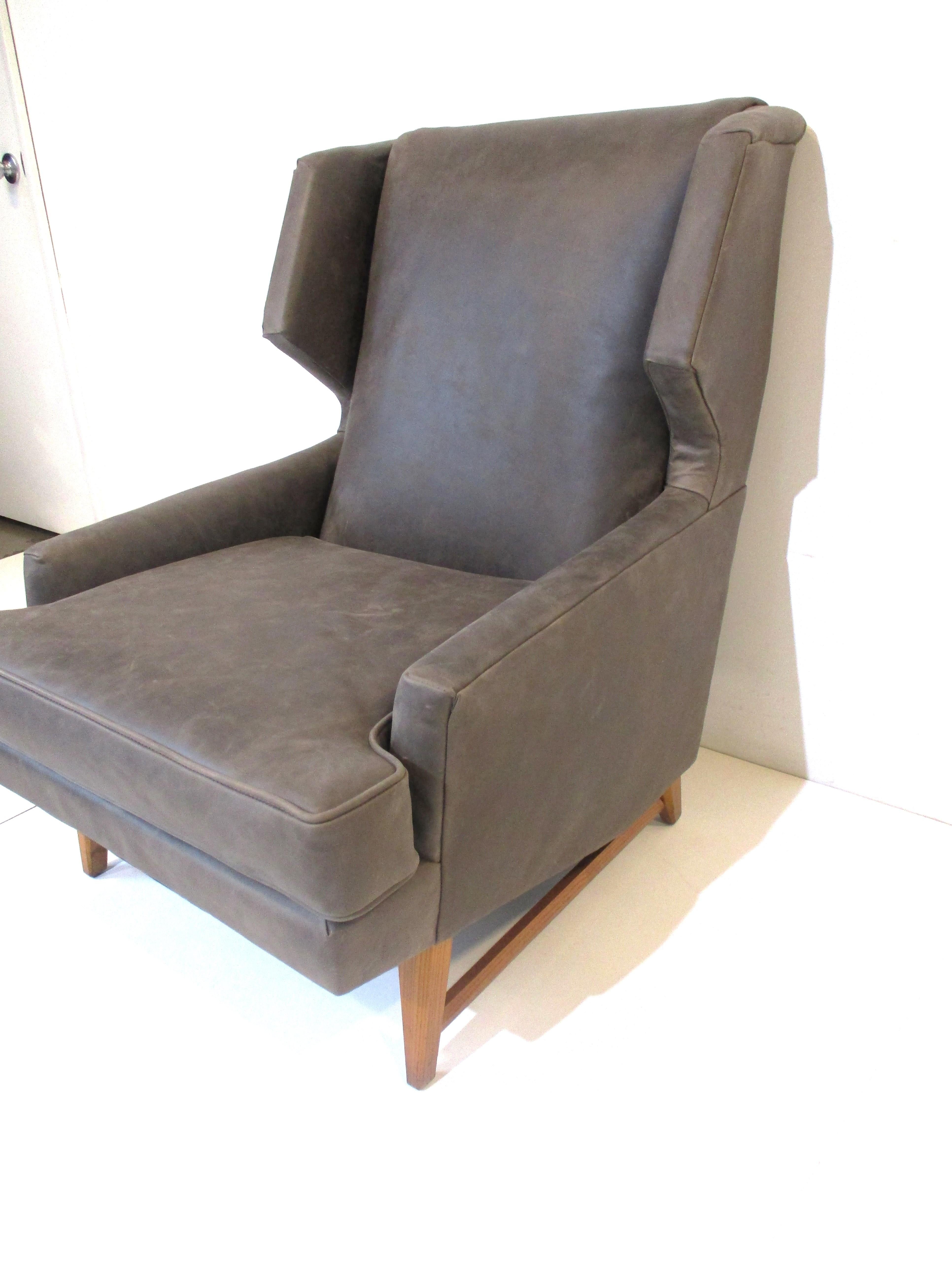 Midcentury Janus Leather Wingback Lounge Chair in the Style of Dunbar Wormley For Sale 7