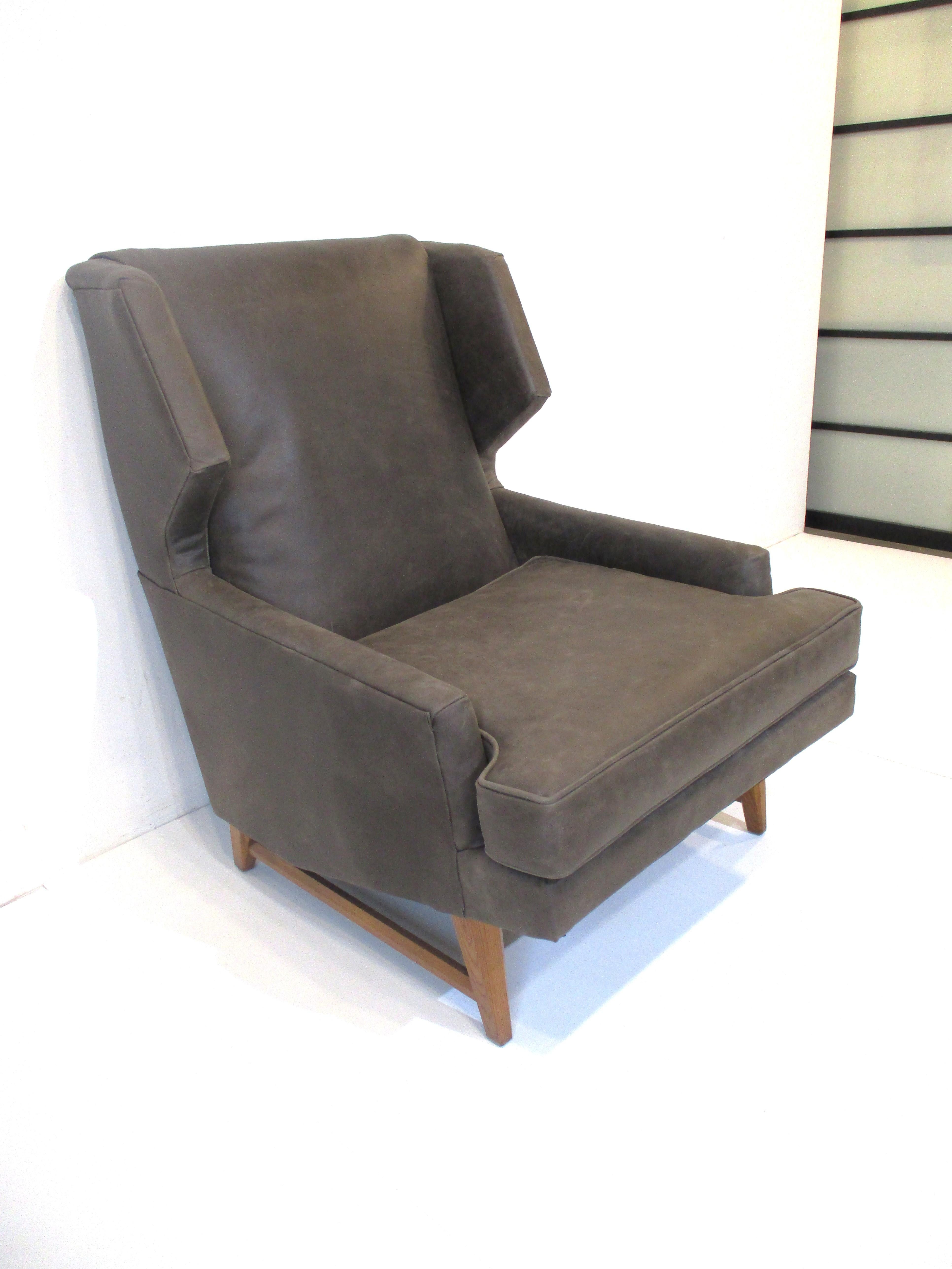 Midcentury Janus Leather Wingback Lounge Chair in the Style of Dunbar Wormley For Sale 8
